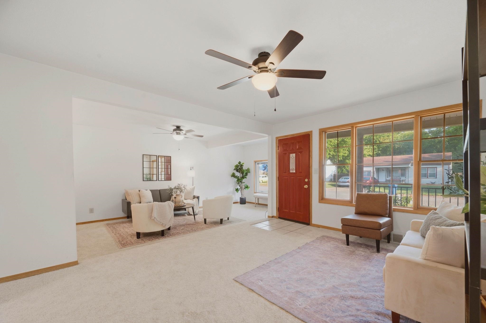 221 E Waggoner Ln Property Photo 10