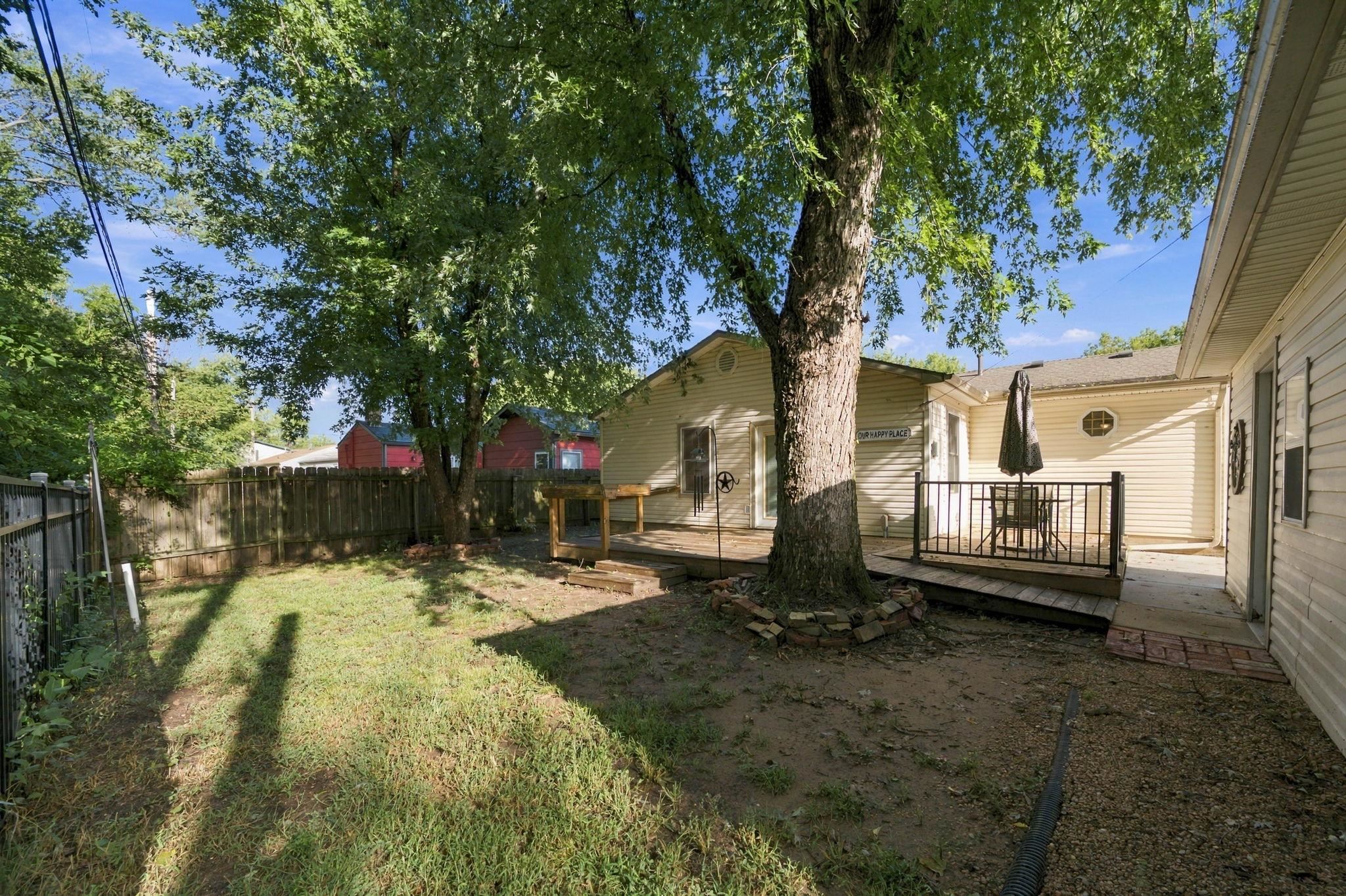 221 E Waggoner Ln Property Photo 22