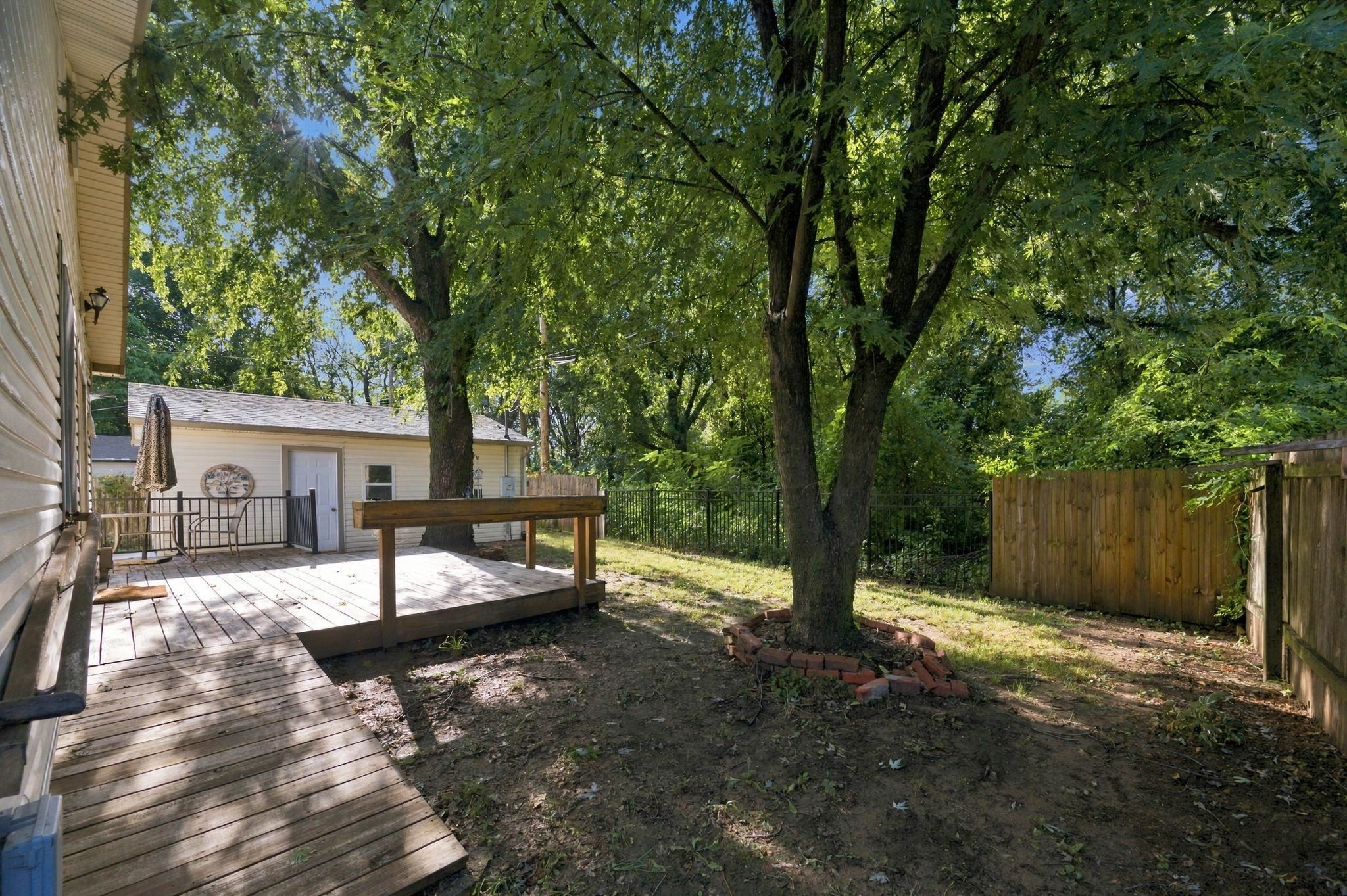 221 E Waggoner Ln Property Photo 23