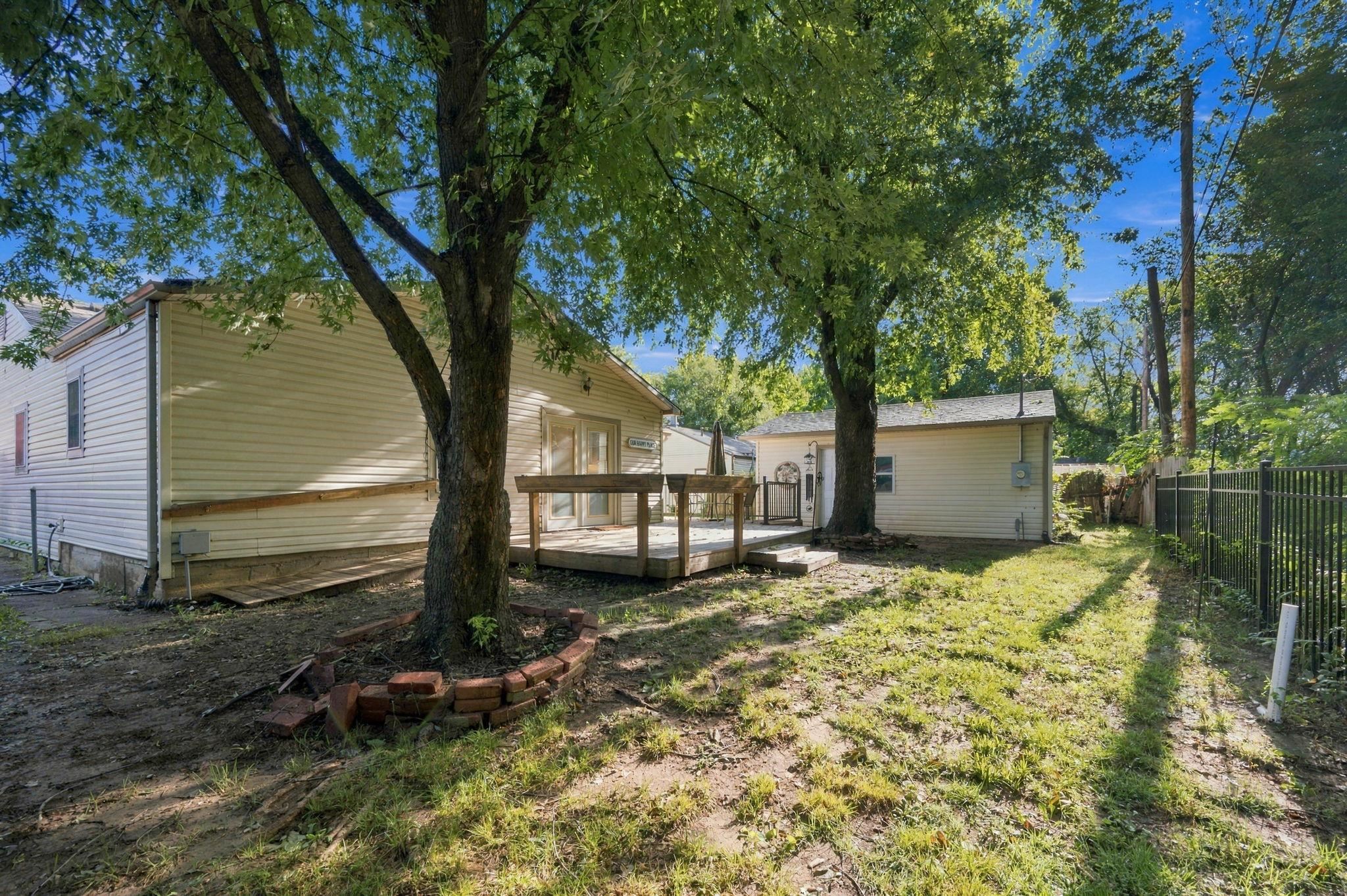 221 E Waggoner Ln Property Photo 24