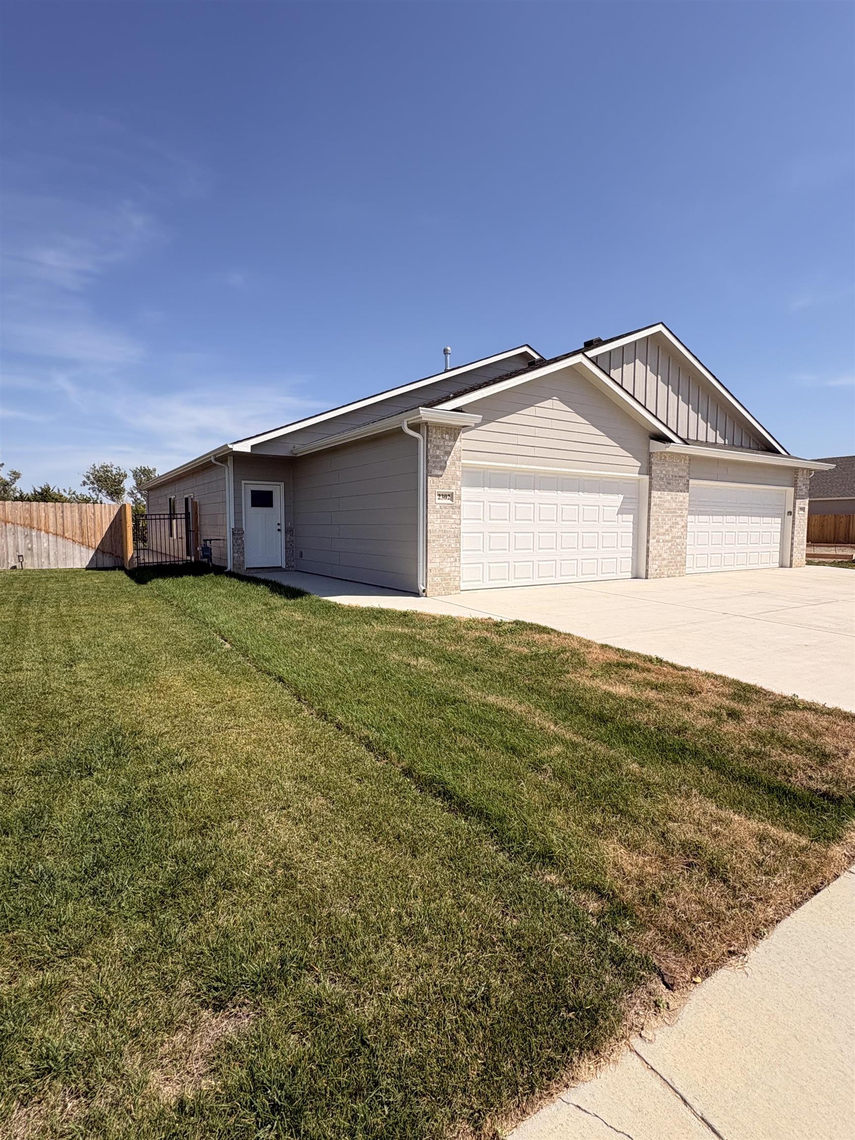 2302 S Horseback Property Photo 2