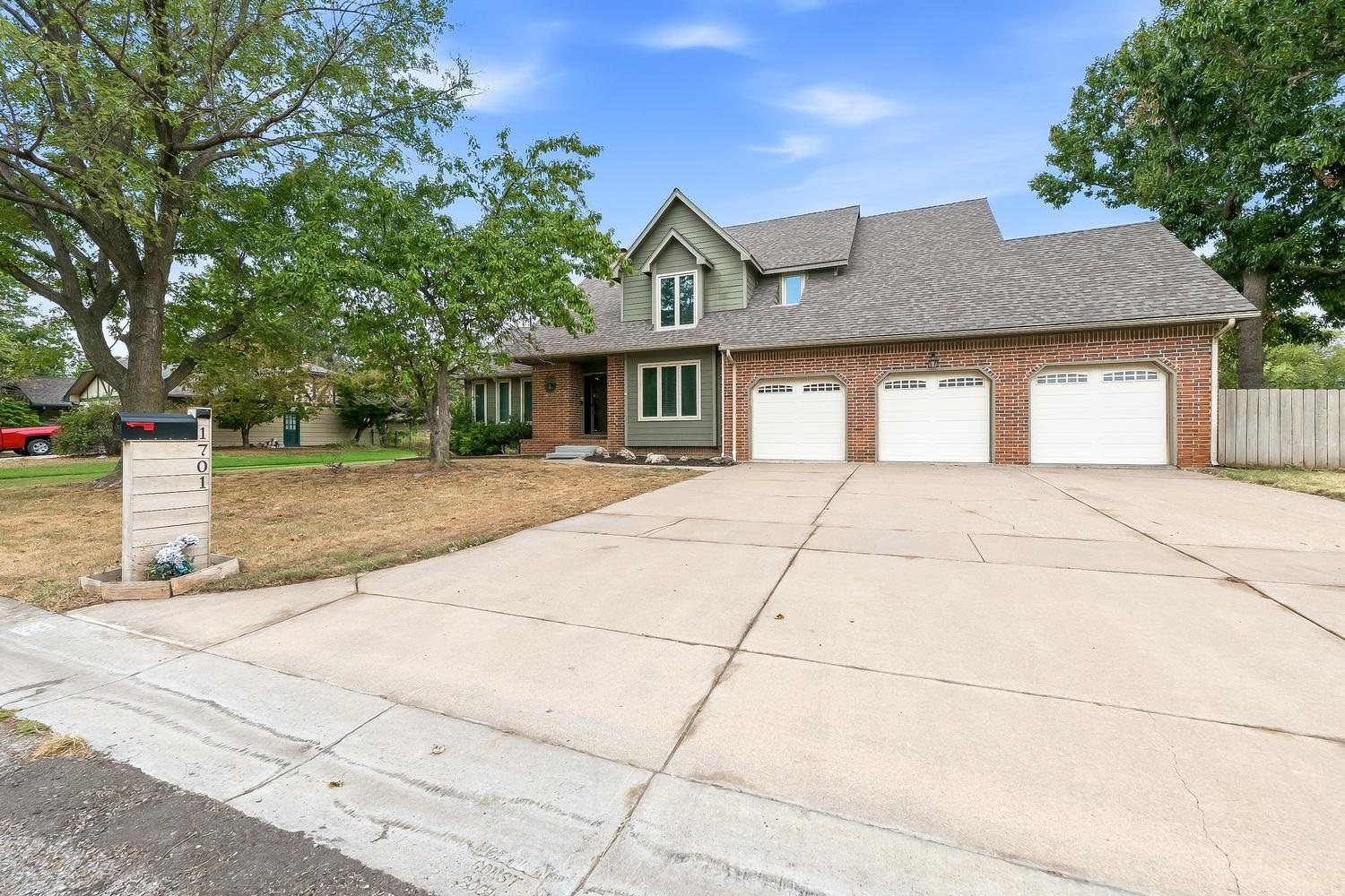 1701 N Amarado Property Photo 1