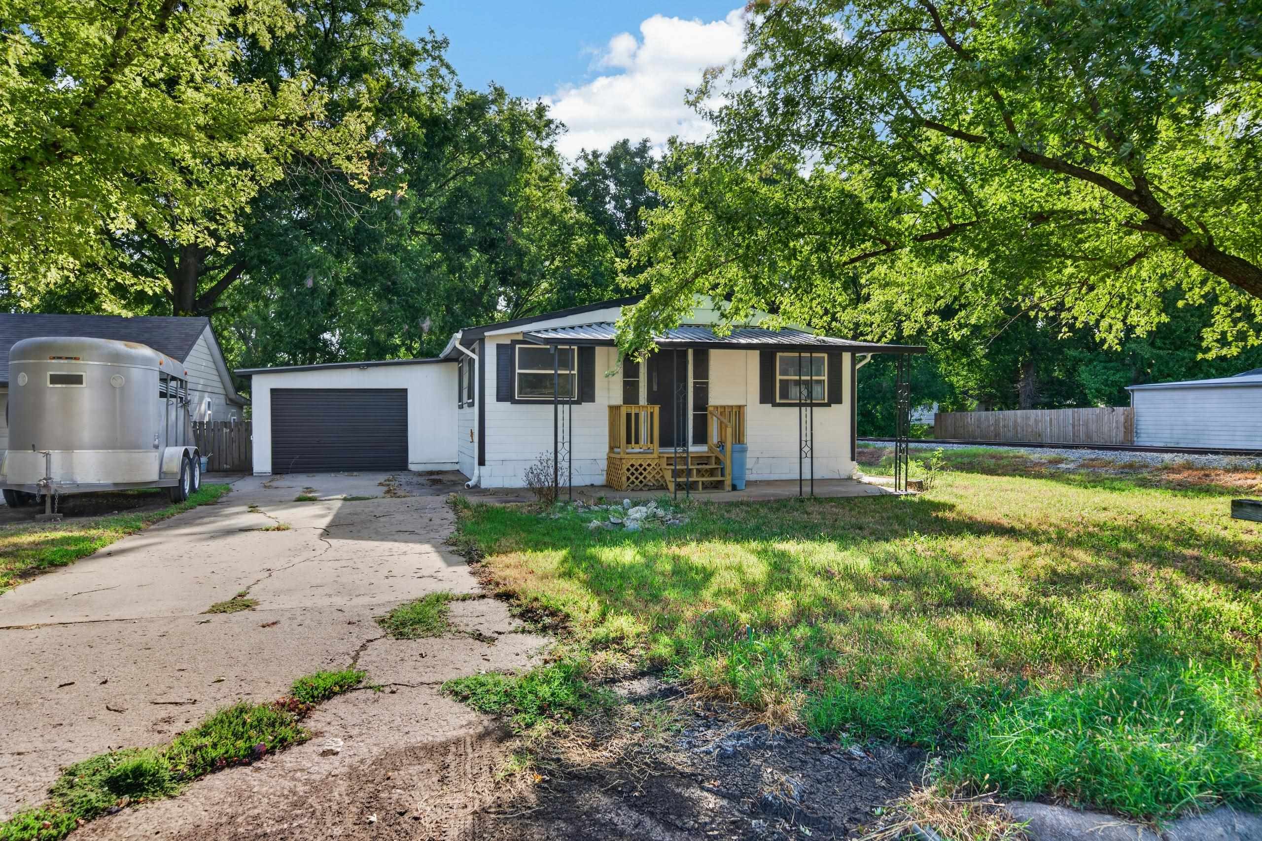 1520 Frankfort St Property Photo 2