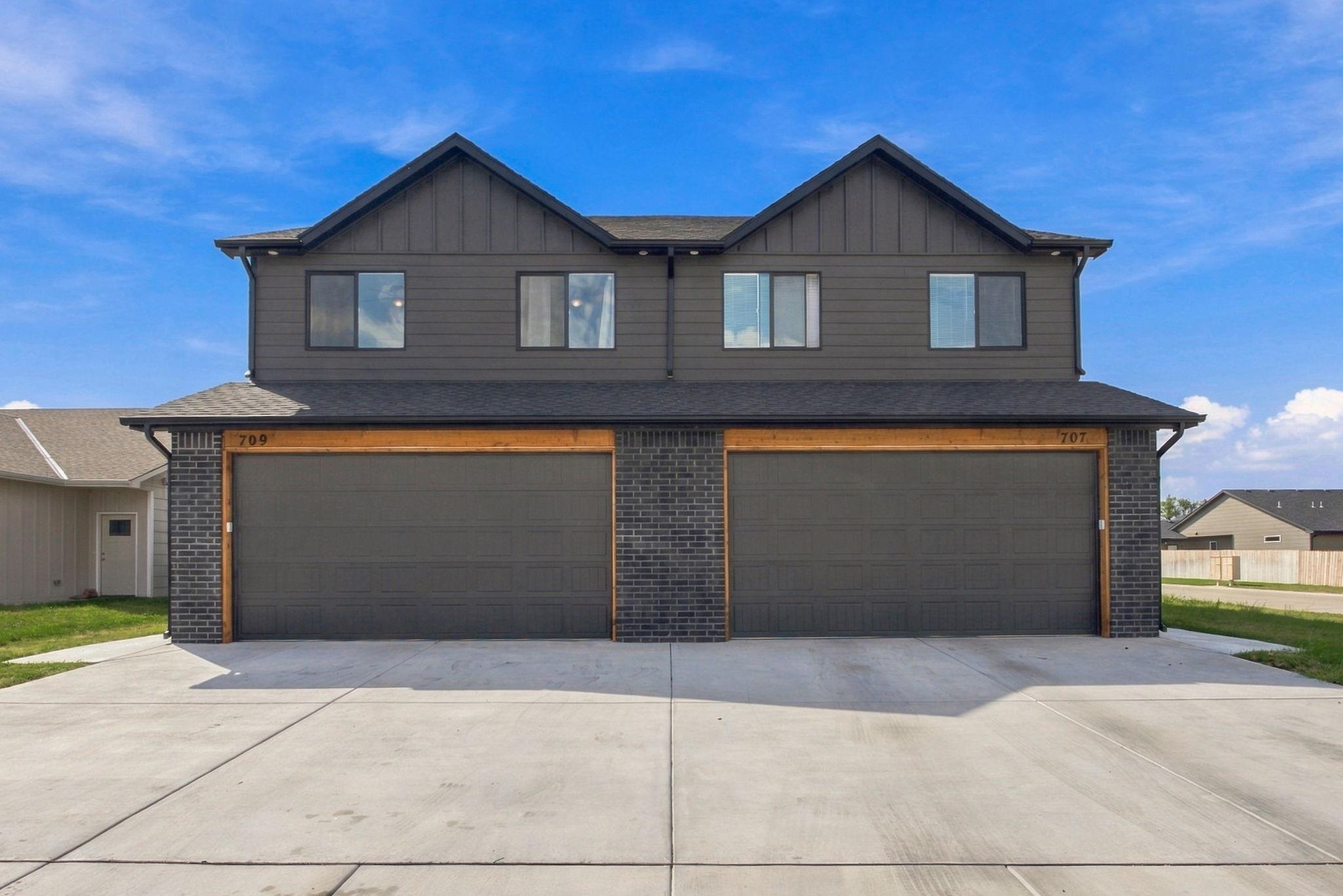 707 E Briarbrook Ln Property Photo 1
