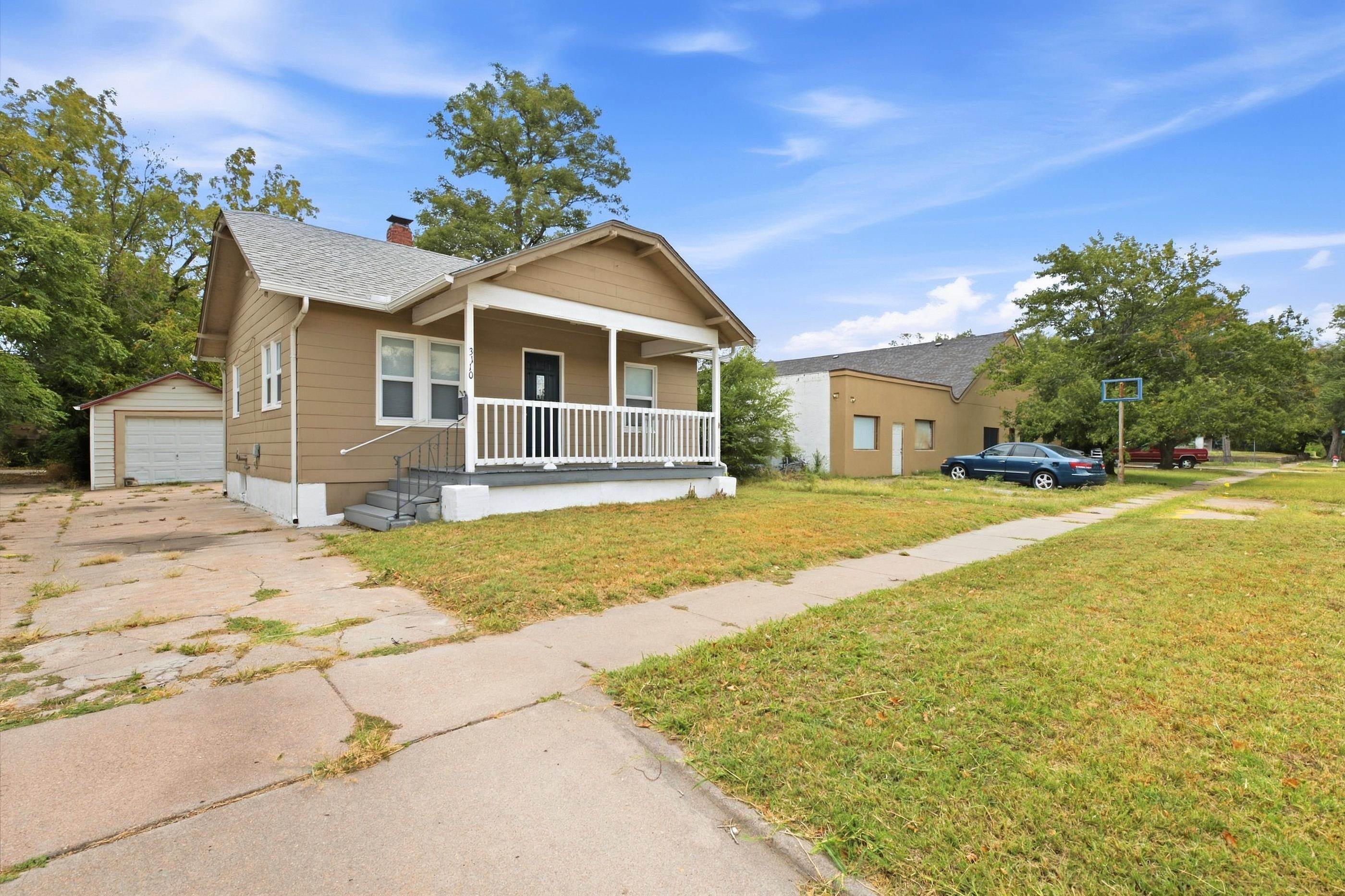 3110 W Maple St Property Photo 3