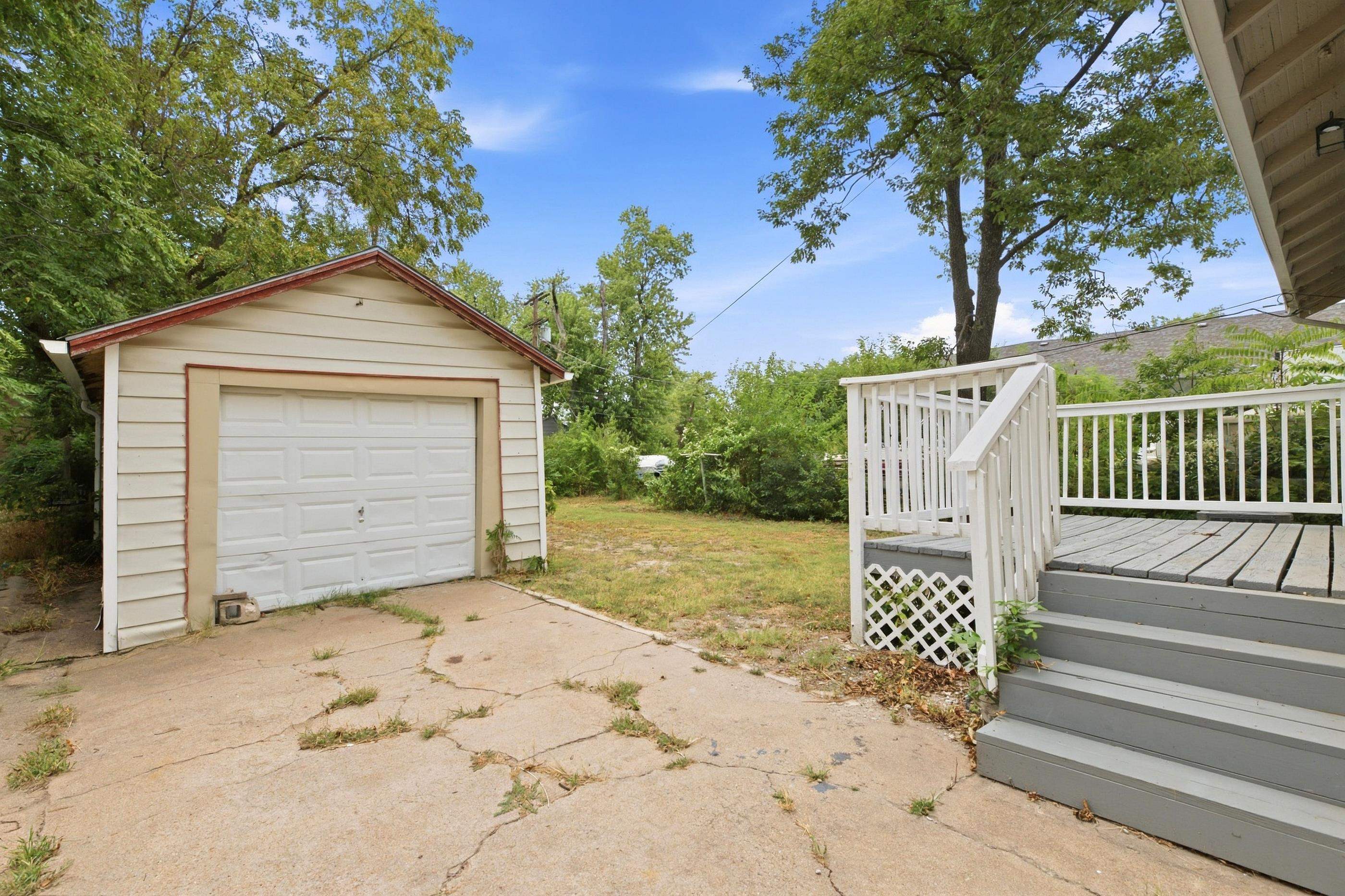 3110 W Maple St Property Photo 5