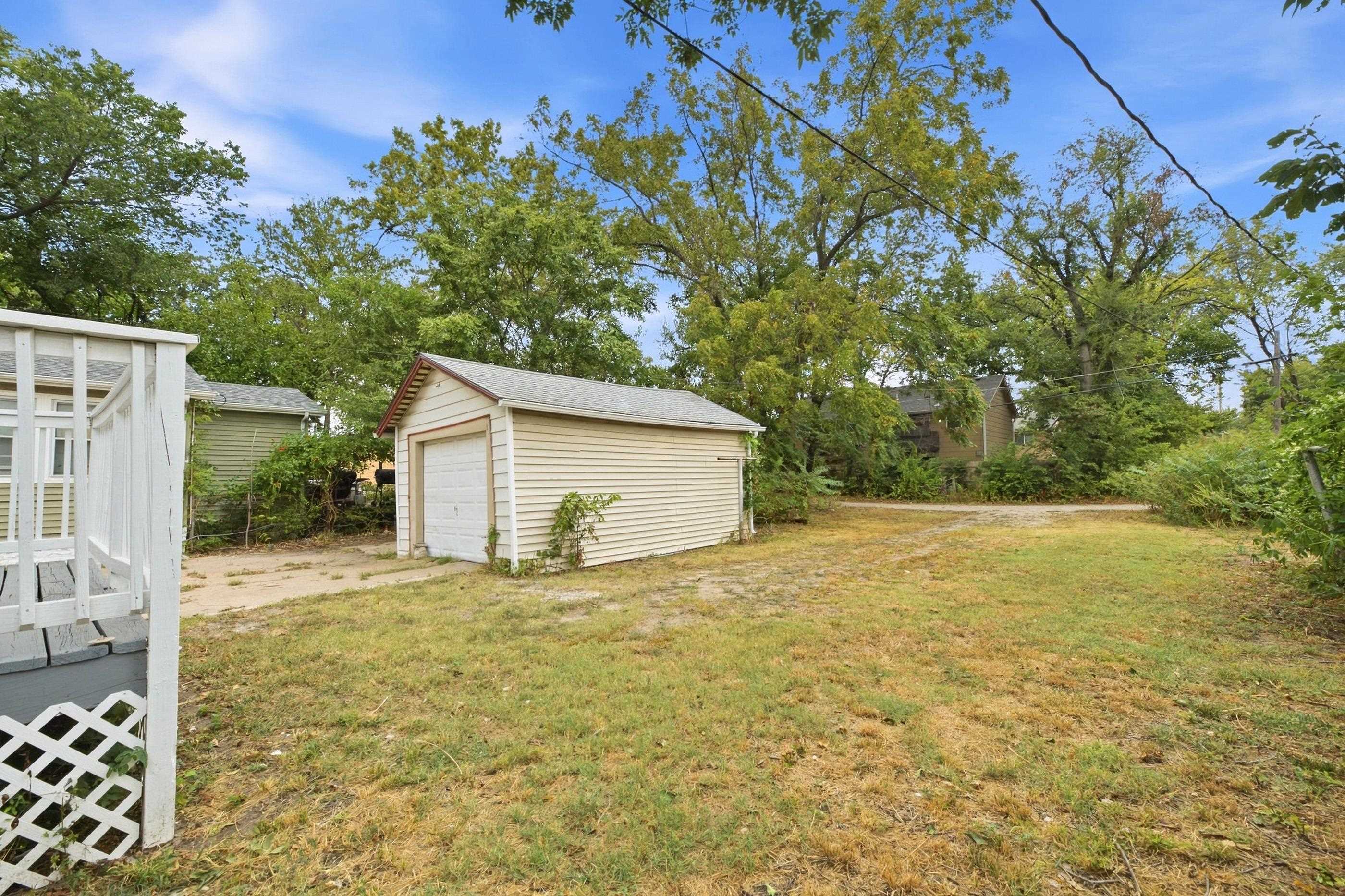 3110 W Maple St Property Photo 7