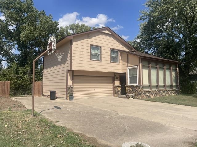 3210 E Navajo Ln Property Photo 1