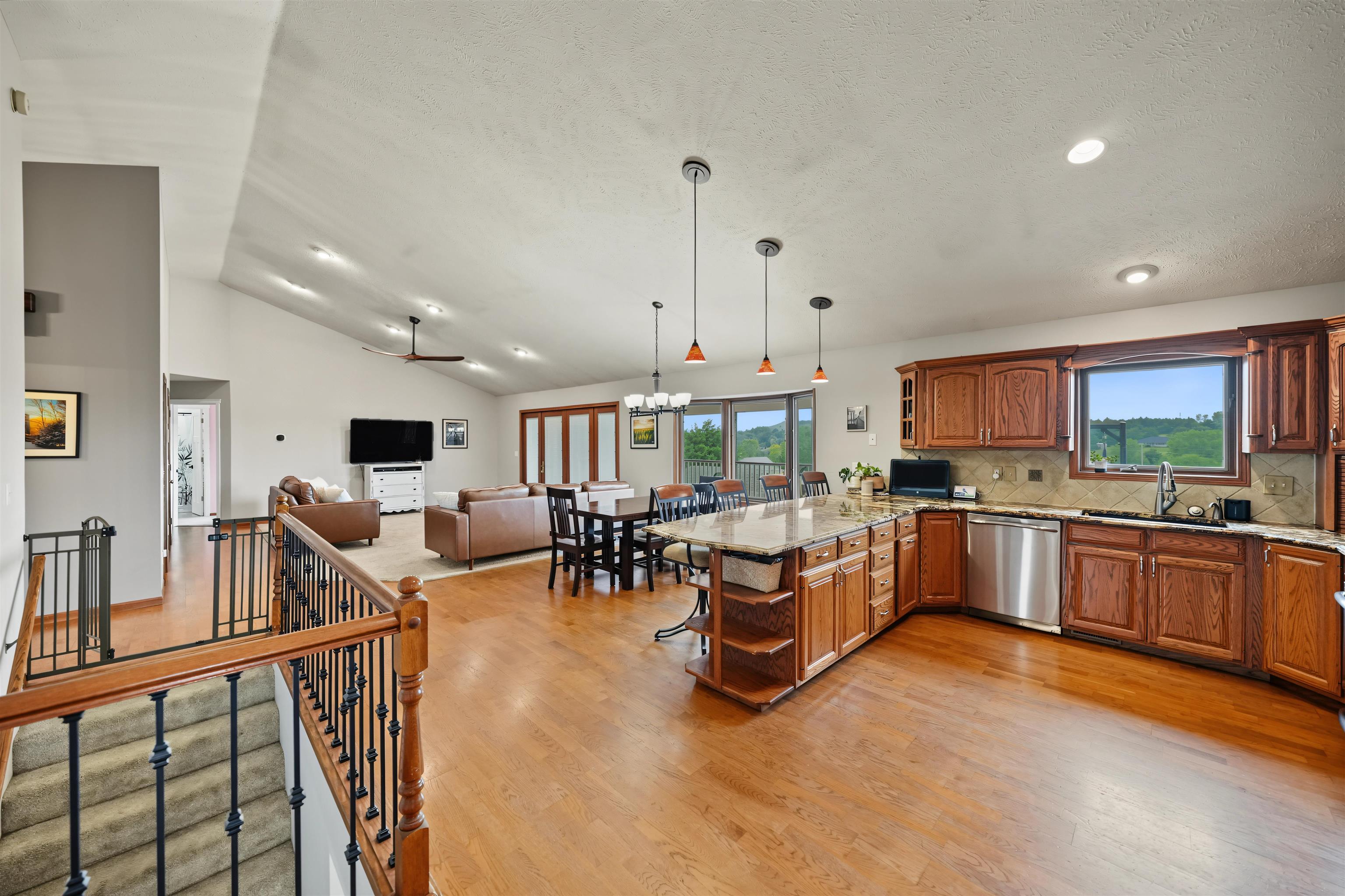 1728 Cottonwood Property Photo 4