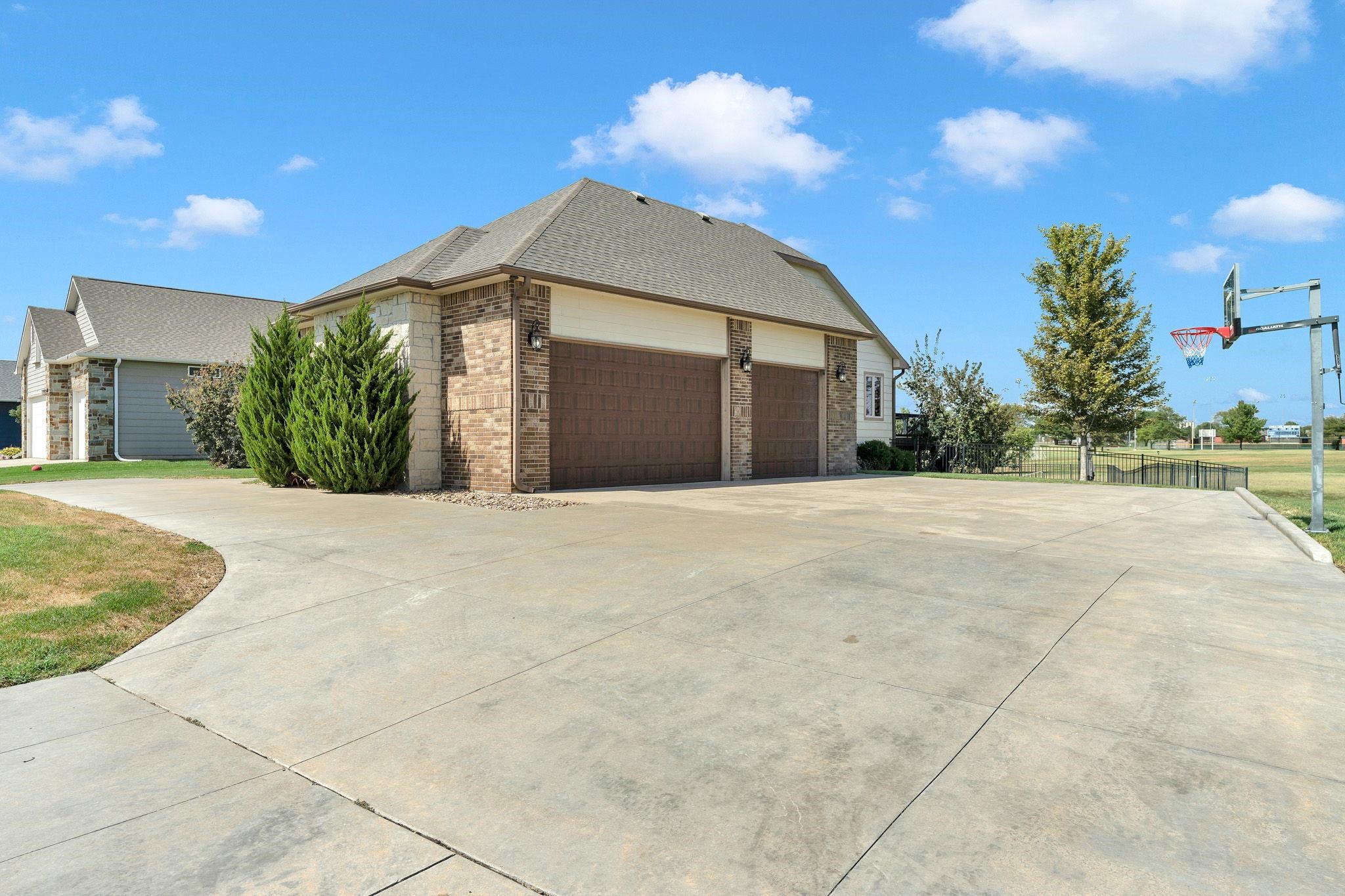 1200 E Park Glen St Property Photo 4