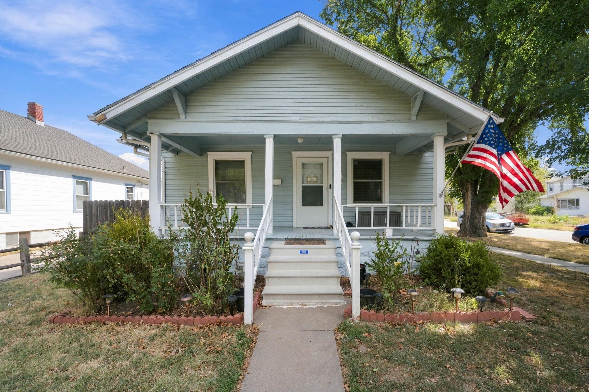 202 N Vine Property Photo 1