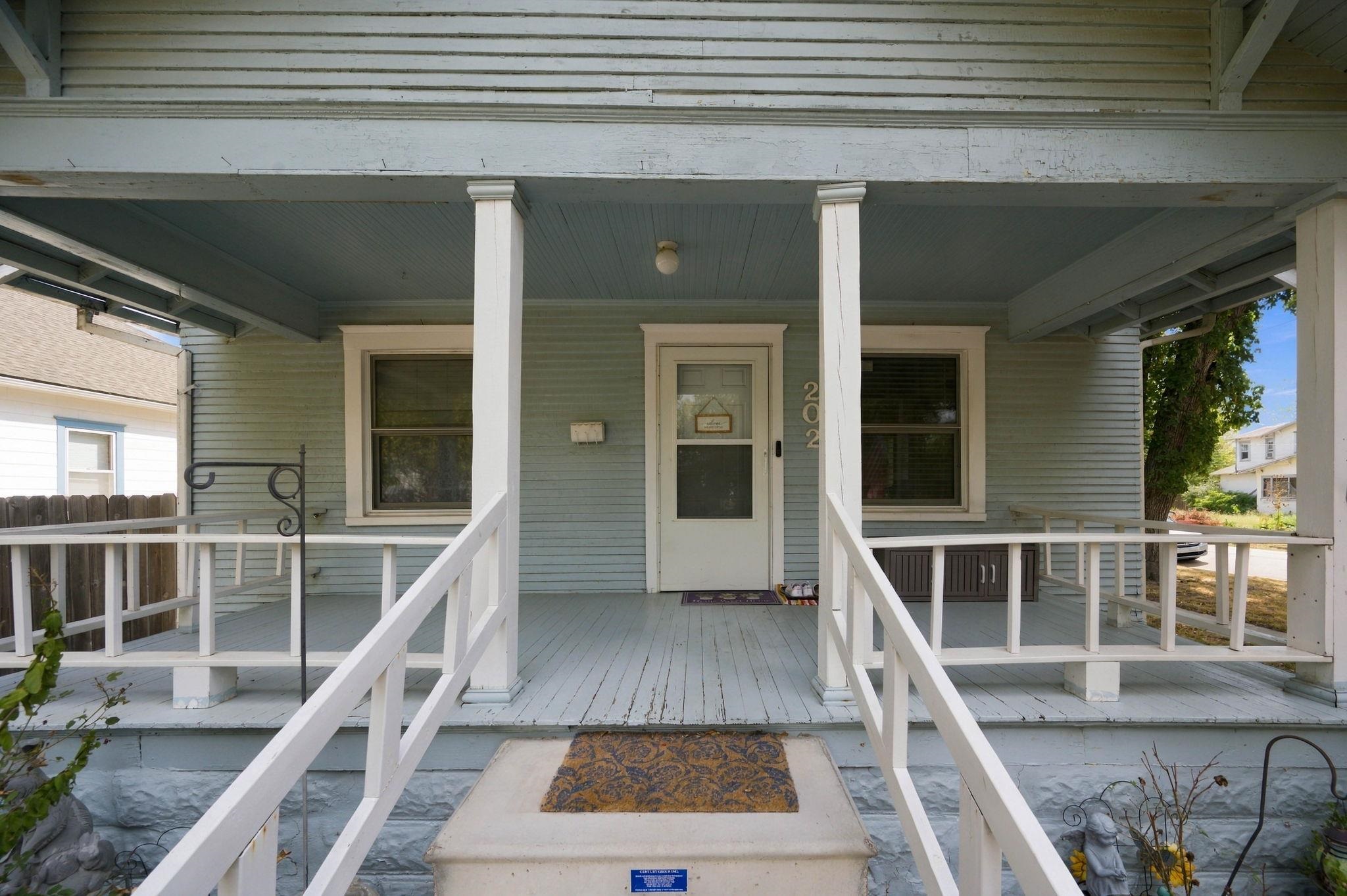 202 N Vine Property Photo 3