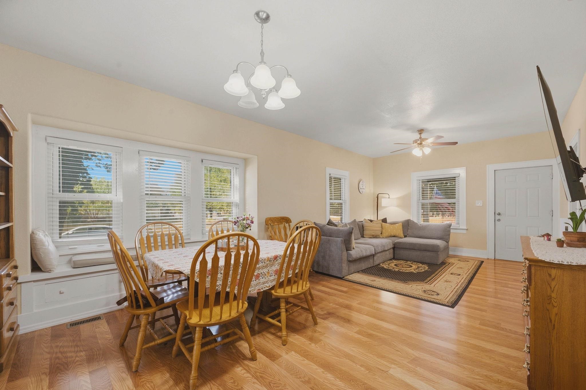 202 N Vine Property Photo 6