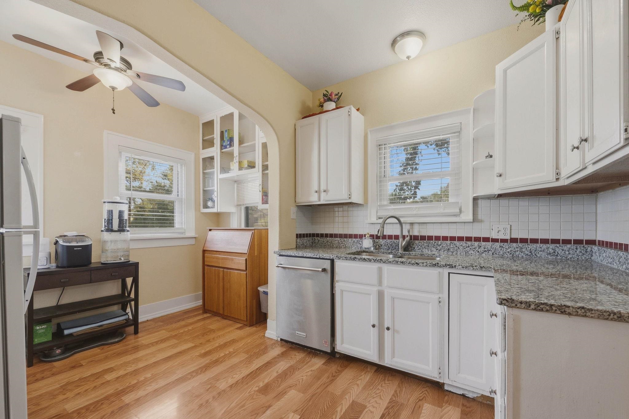 202 N Vine Property Photo 8