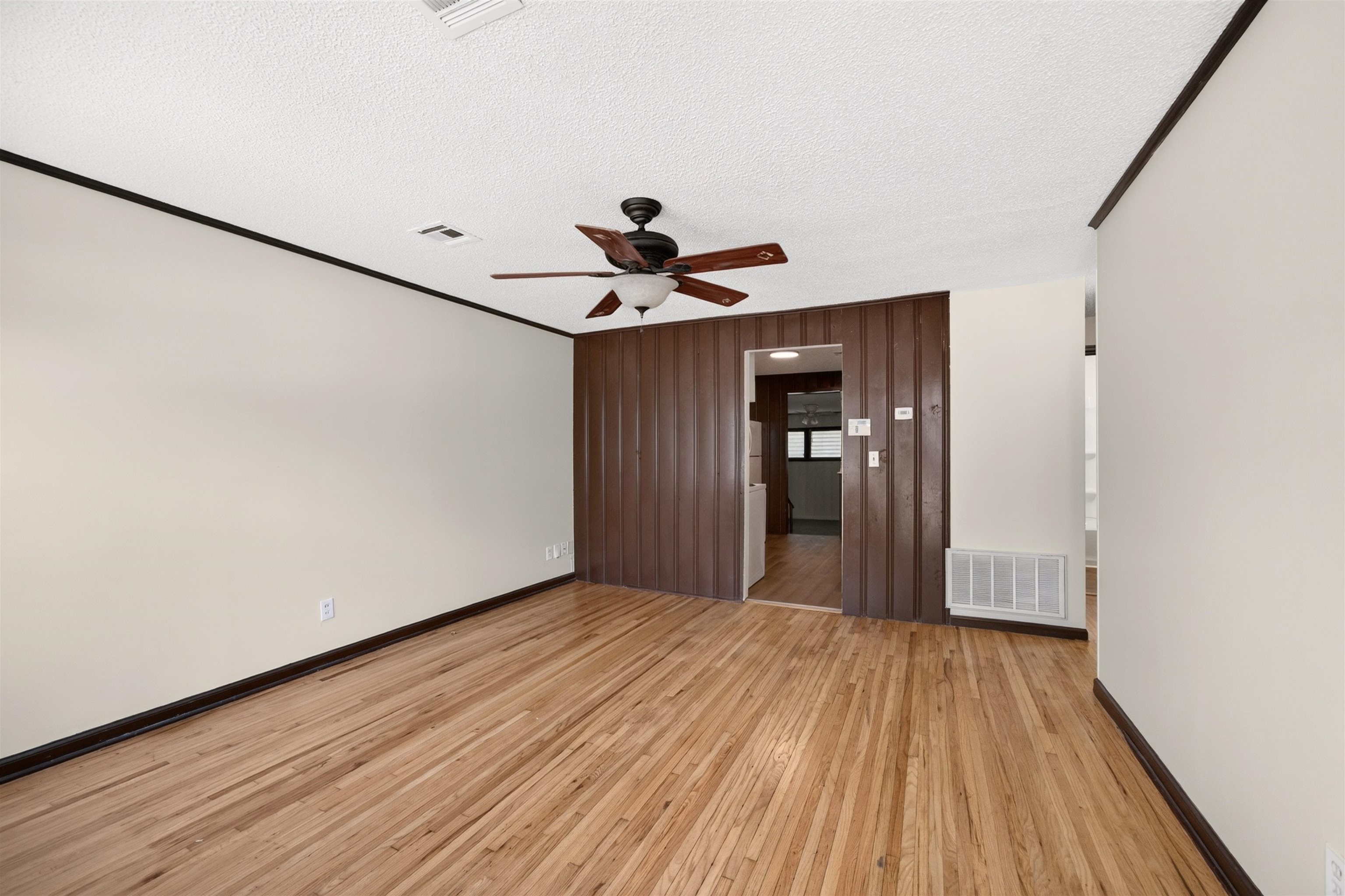 1008 Waverly St Property Photo 4
