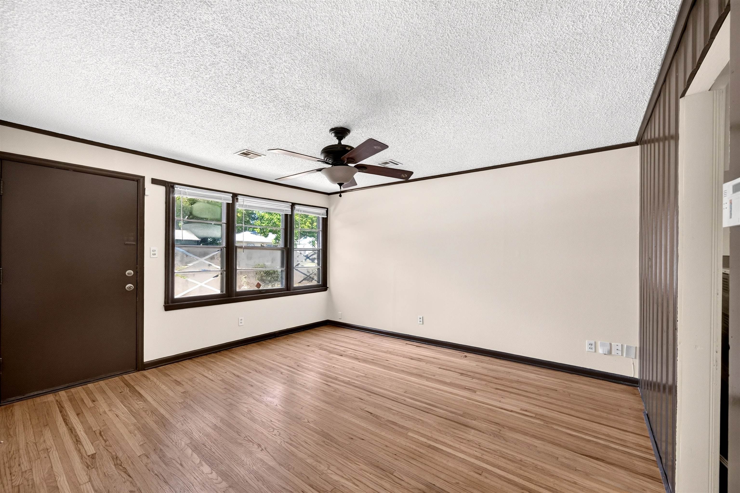 1008 Waverly St Property Photo 6