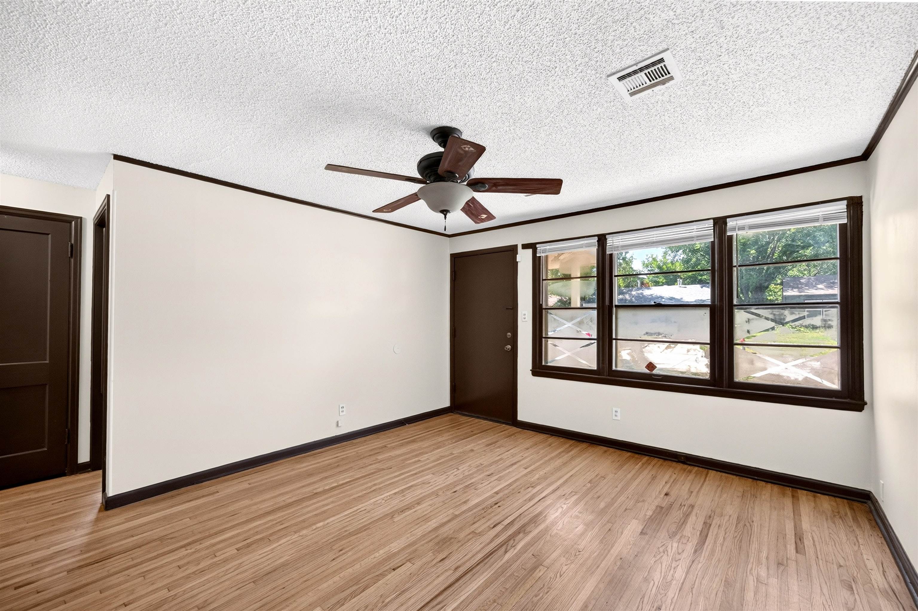 1008 Waverly St Property Photo 7