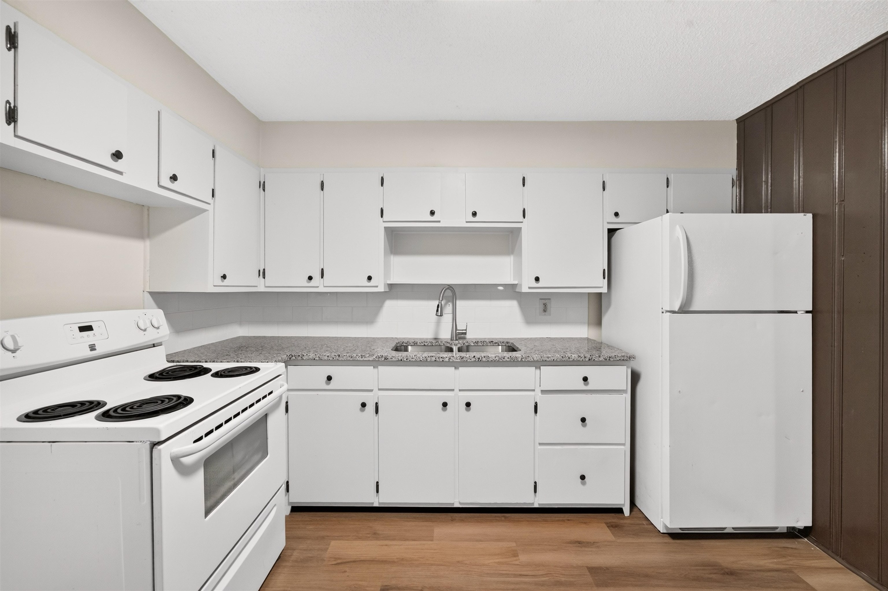 1008 Waverly St Property Photo 10