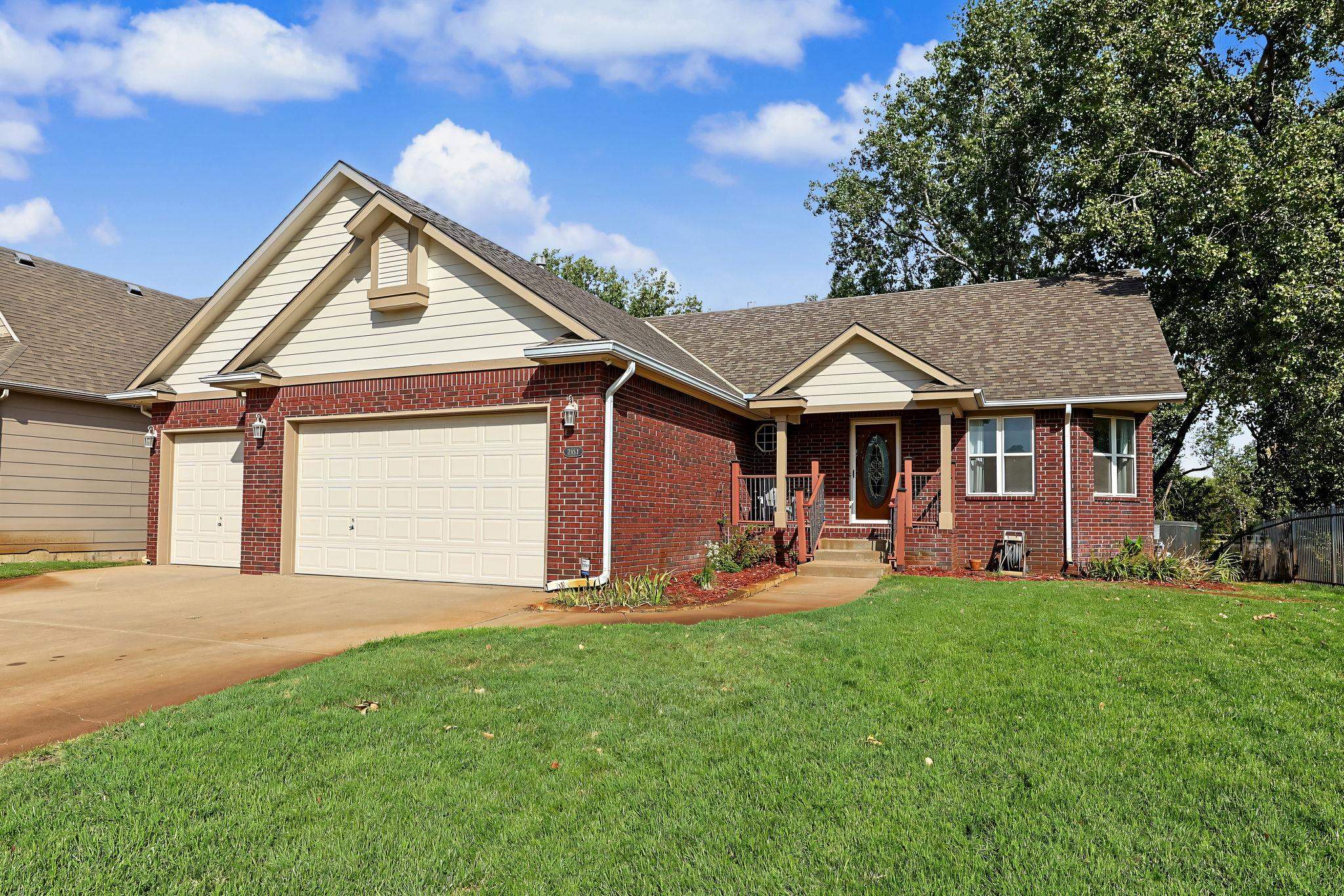 2553 N Hazelwood Property Photo 1