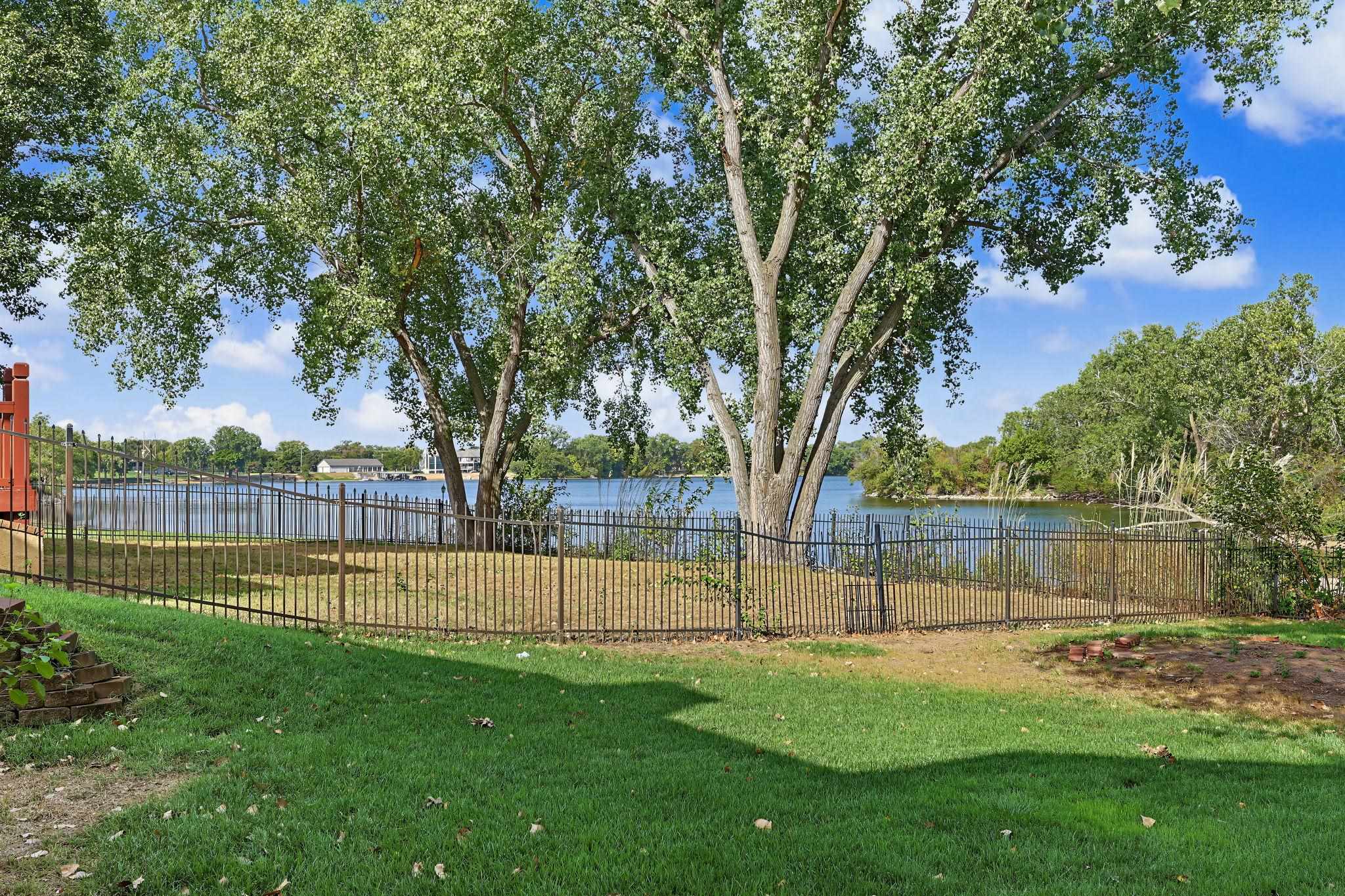 2553 N Hazelwood Property Photo 3
