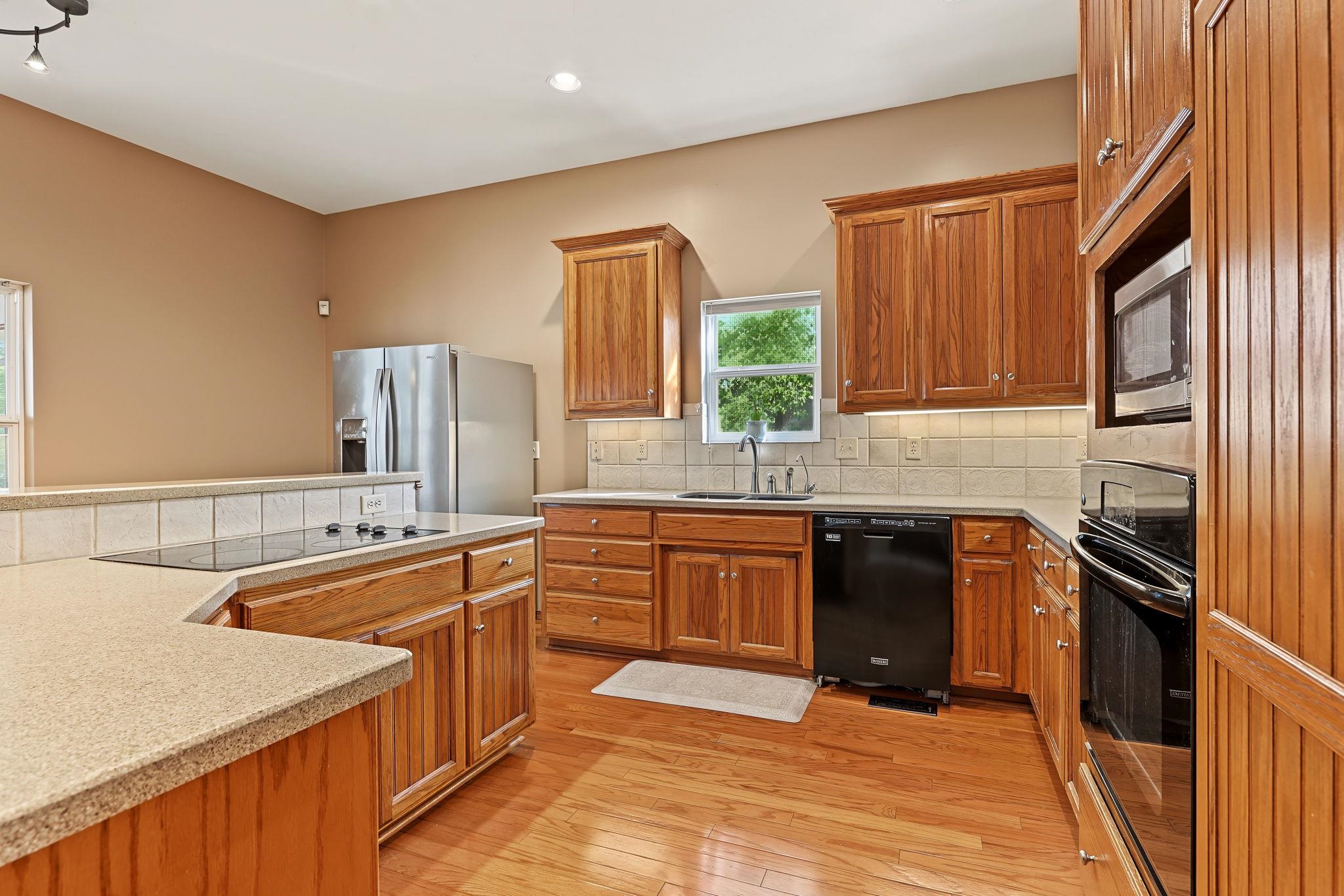 2553 N Hazelwood Property Photo 5