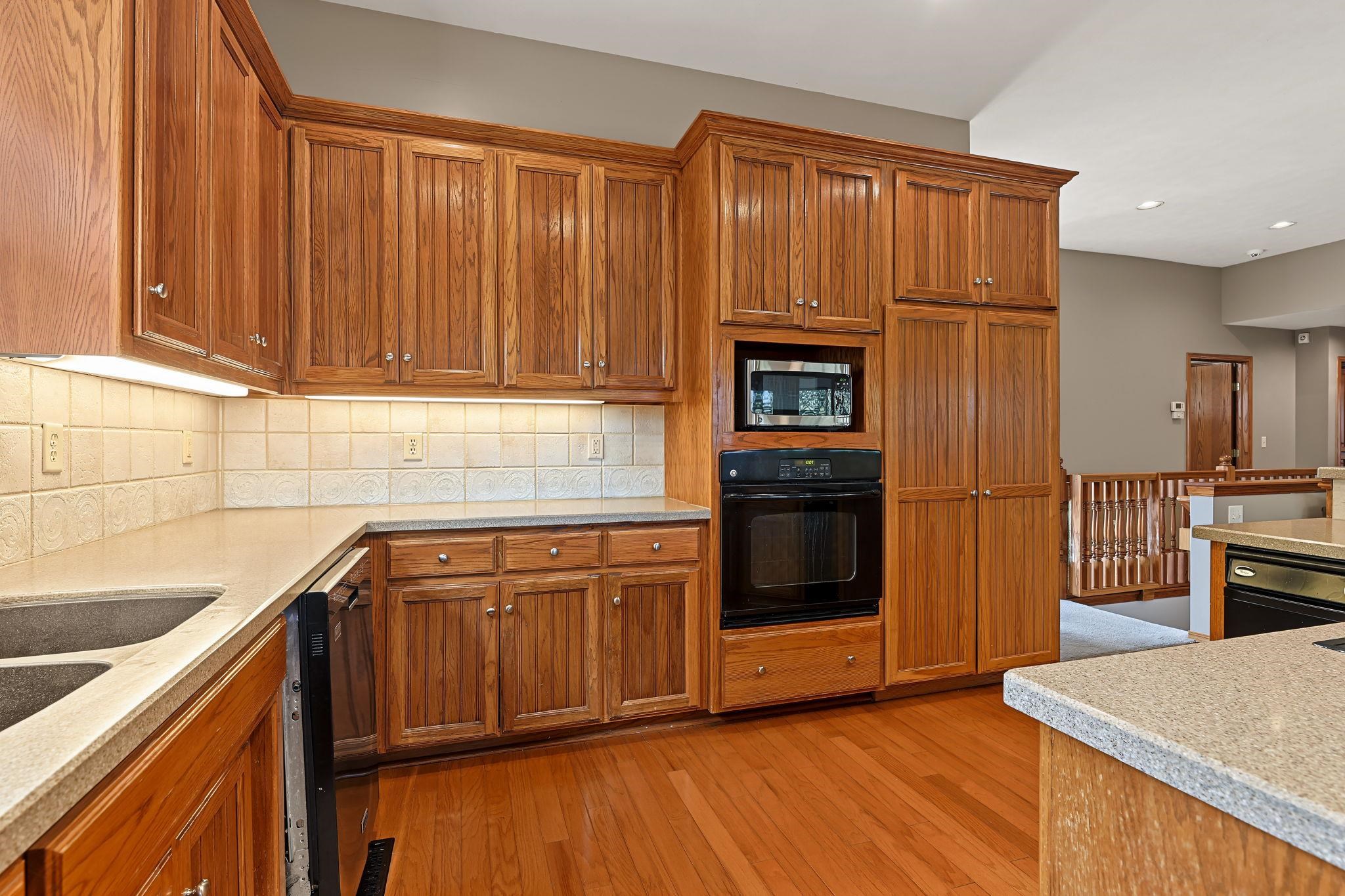 2553 N Hazelwood Property Photo 6