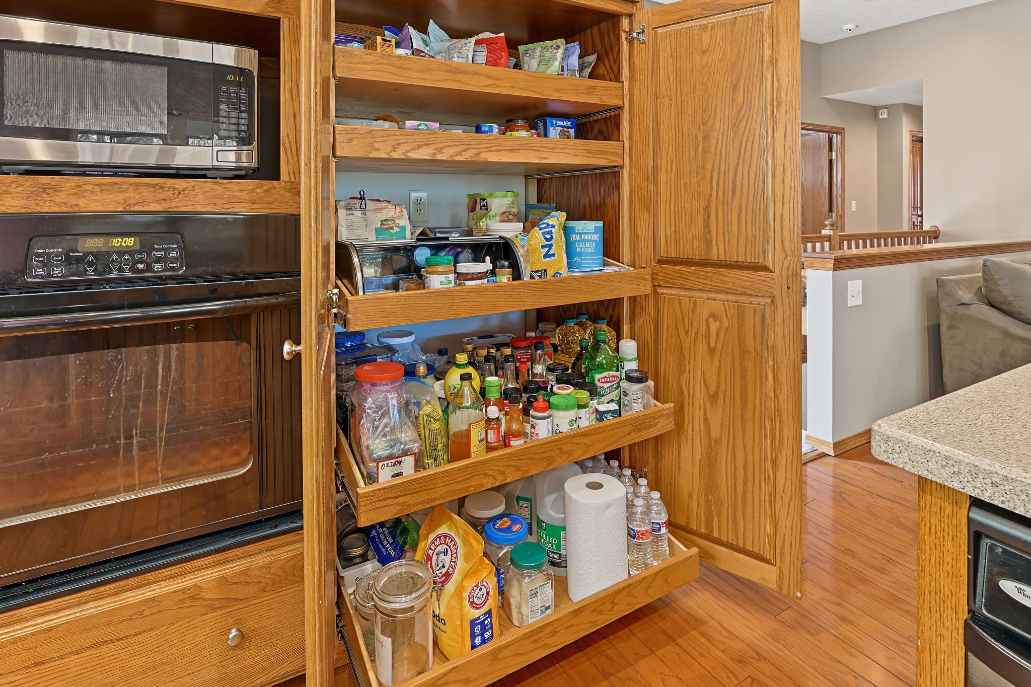2553 N Hazelwood Property Photo 7