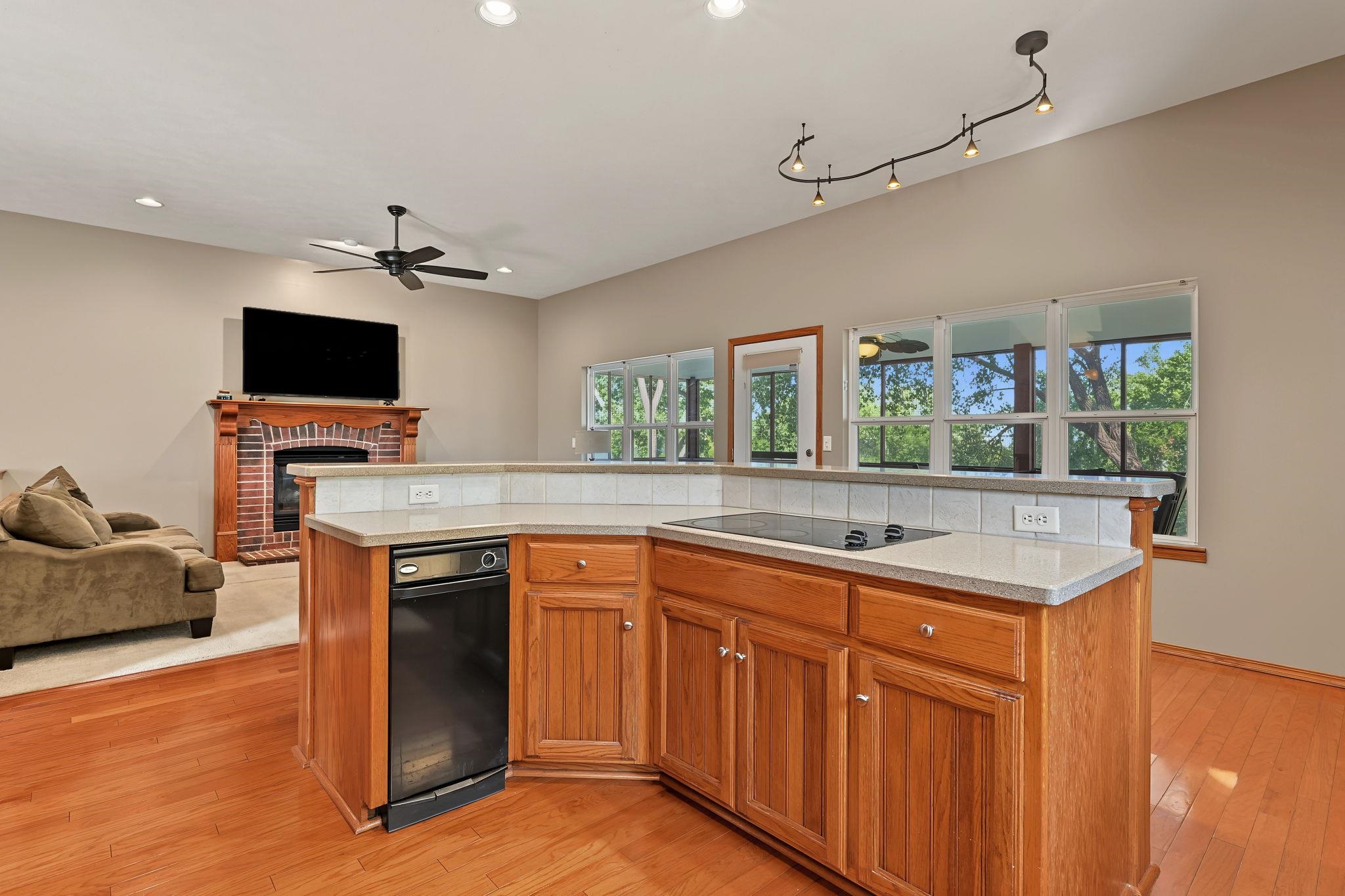 2553 N Hazelwood Property Photo 9