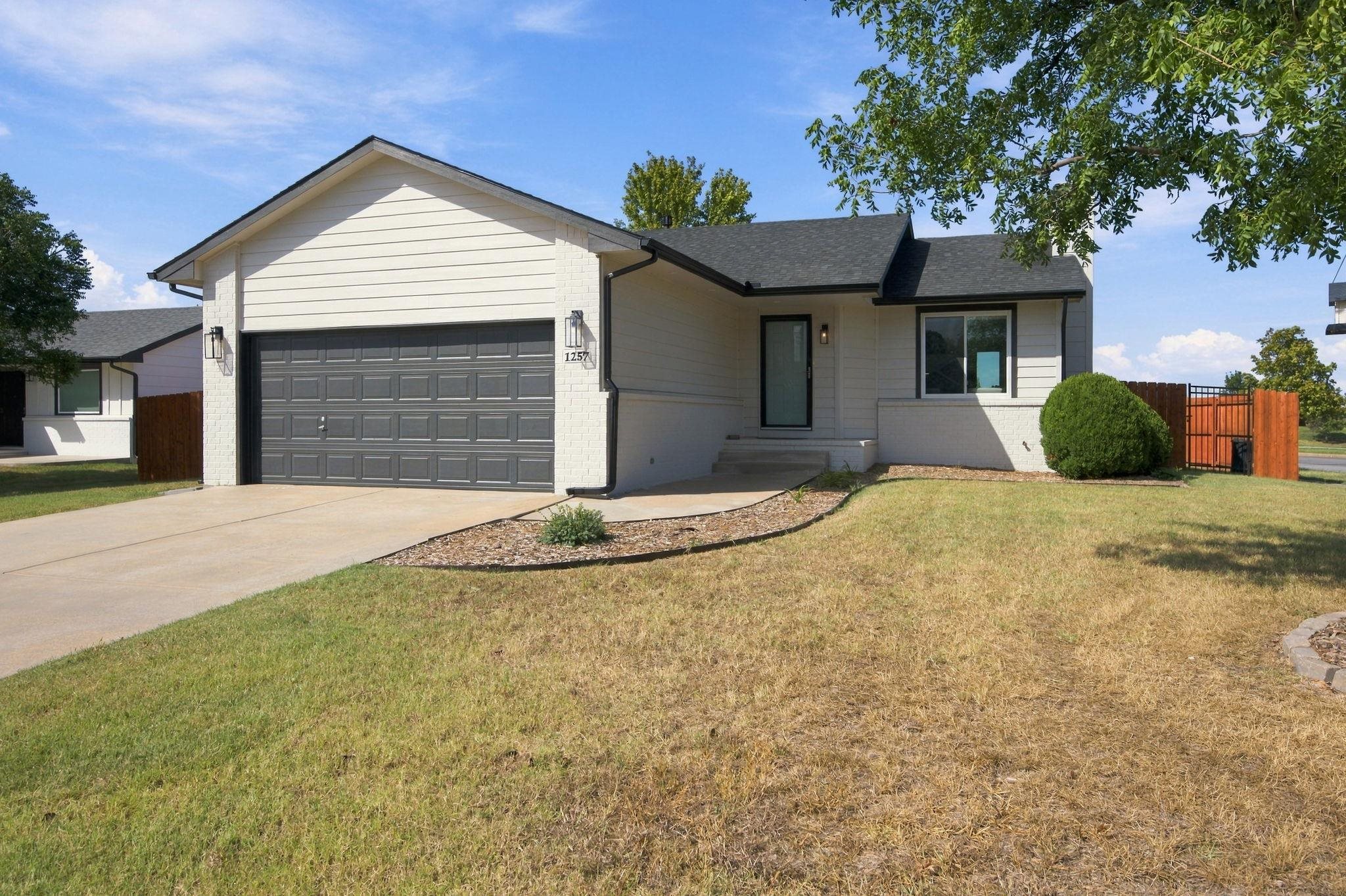 1257 N Seasons St Property Photo 4