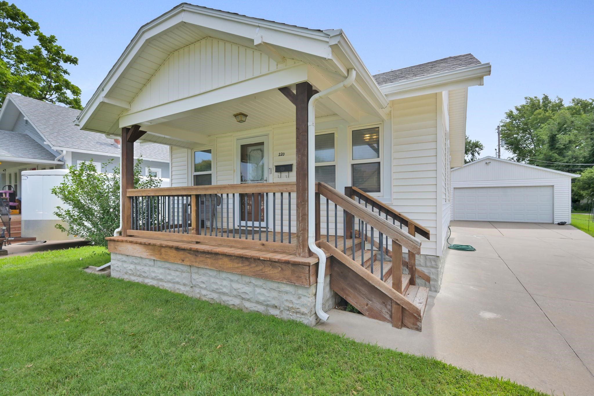 220 N Athenian Ave Property Photo 4
