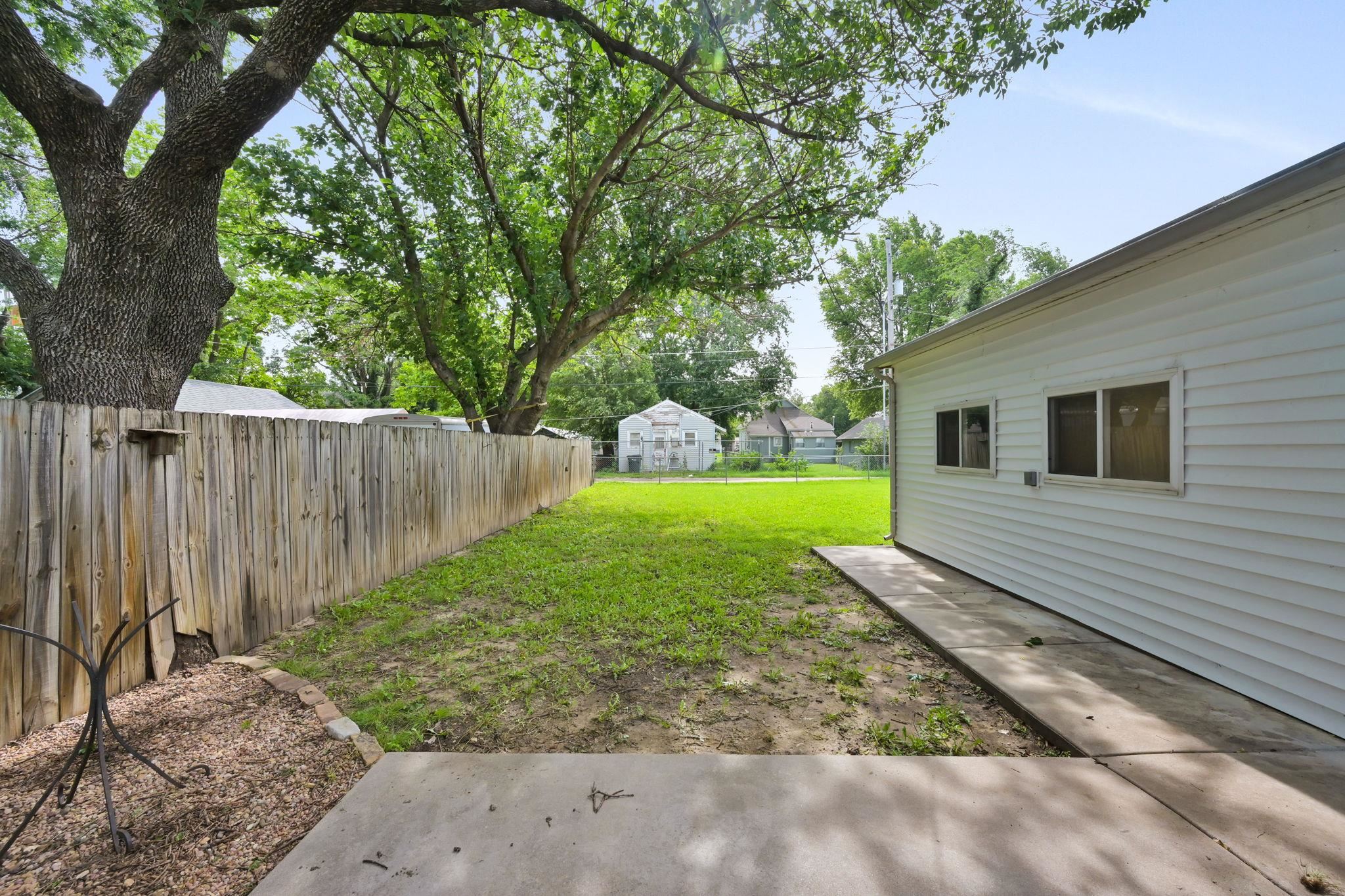 220 N Athenian Ave Property Photo 22