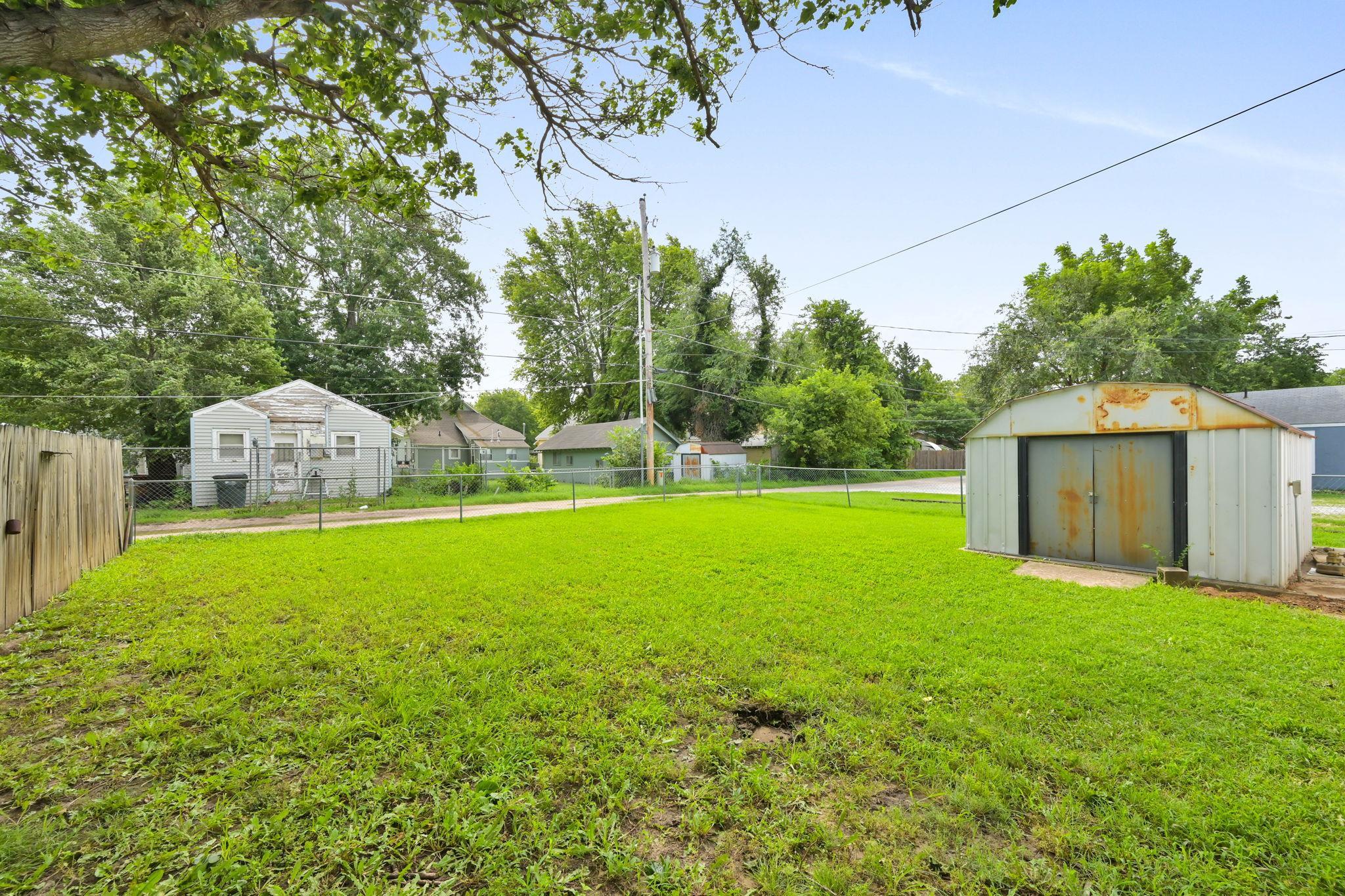 220 N Athenian Ave Property Photo 23