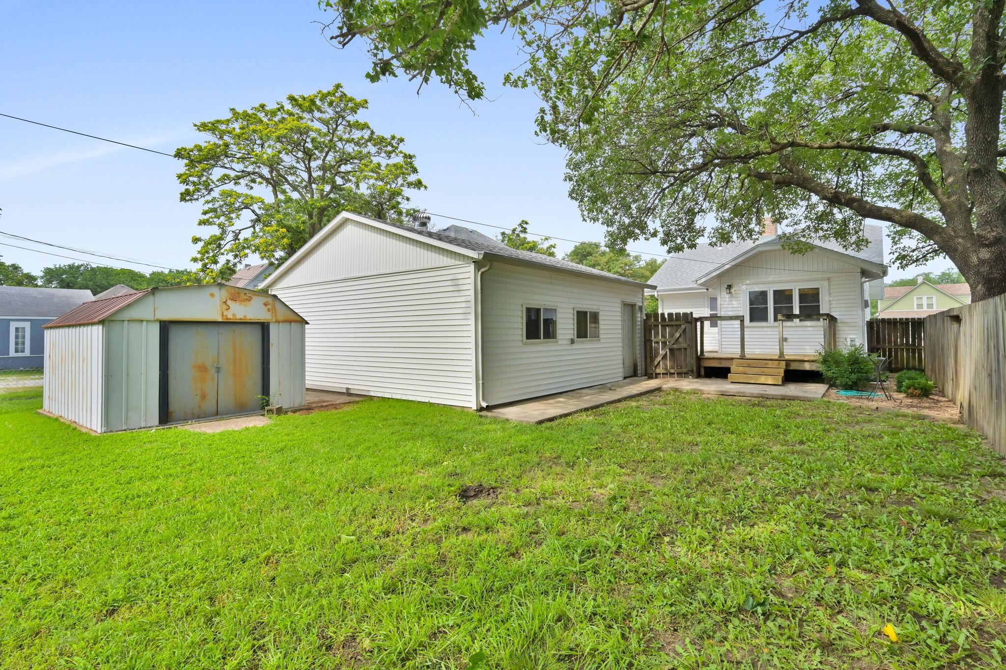 220 N Athenian Ave Property Photo 24