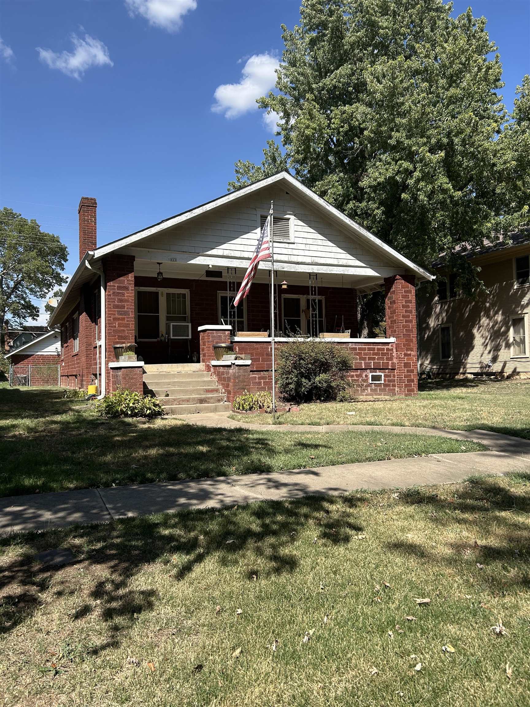512 E 12th Property Photo 1