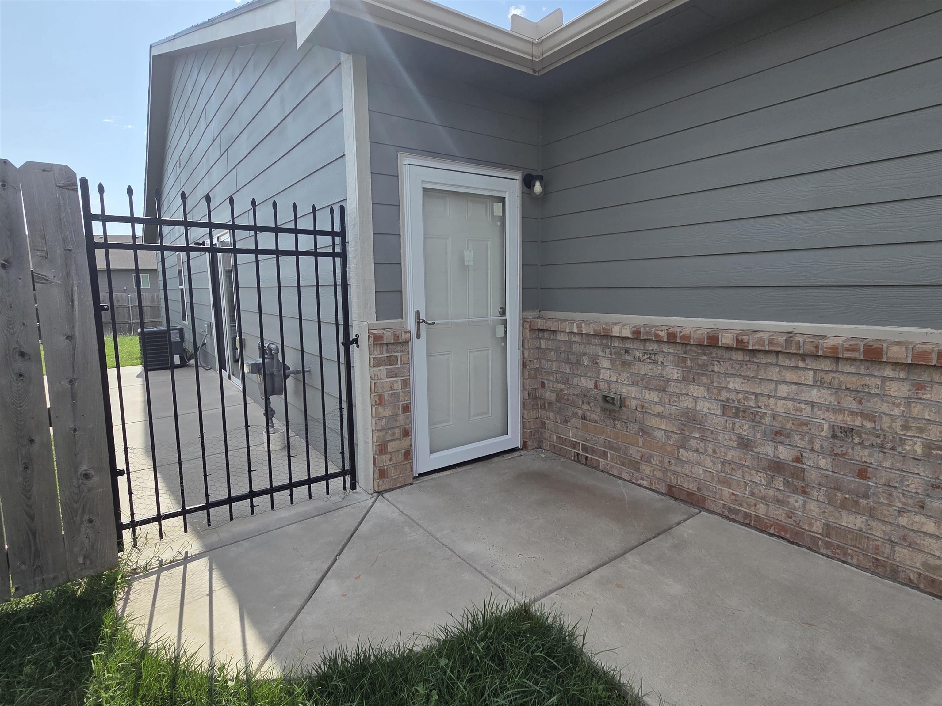 614 N Grandstone Property Photo 2