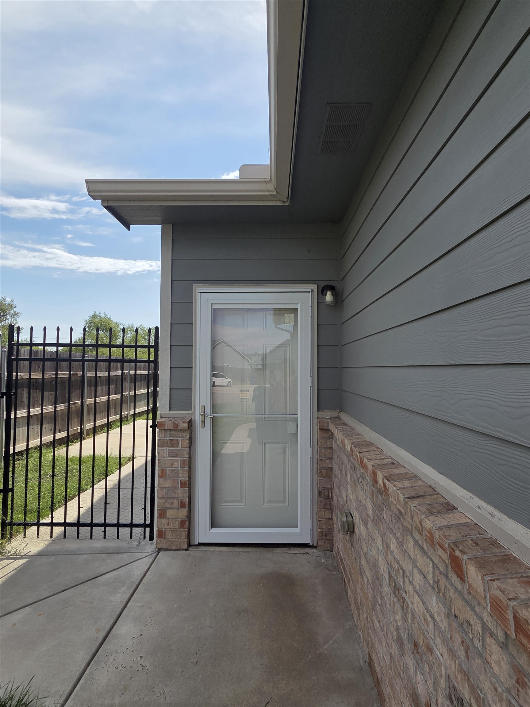 614 N Grandstone Property Photo 3