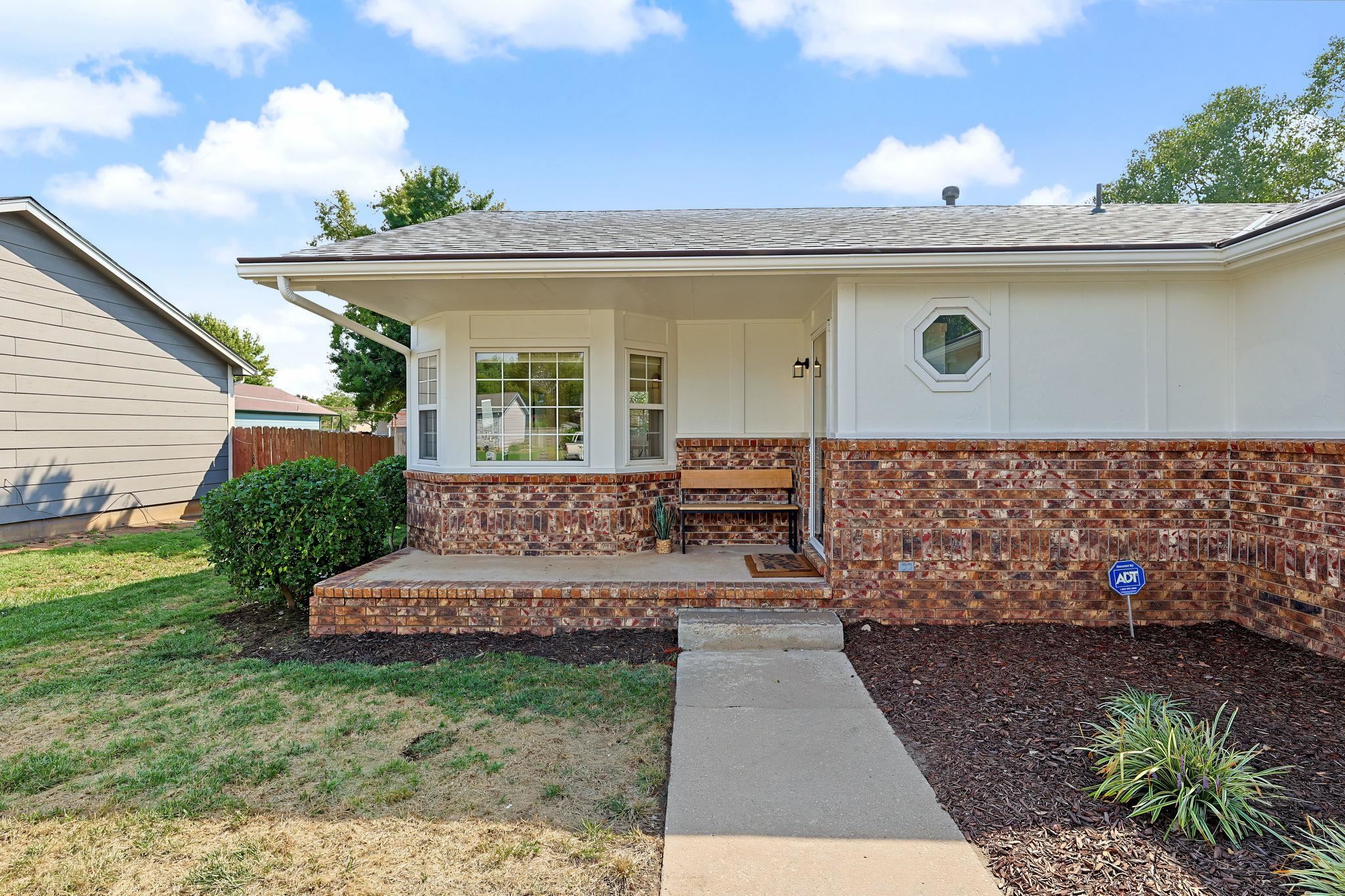 5823 W Kemper St Property Photo 2