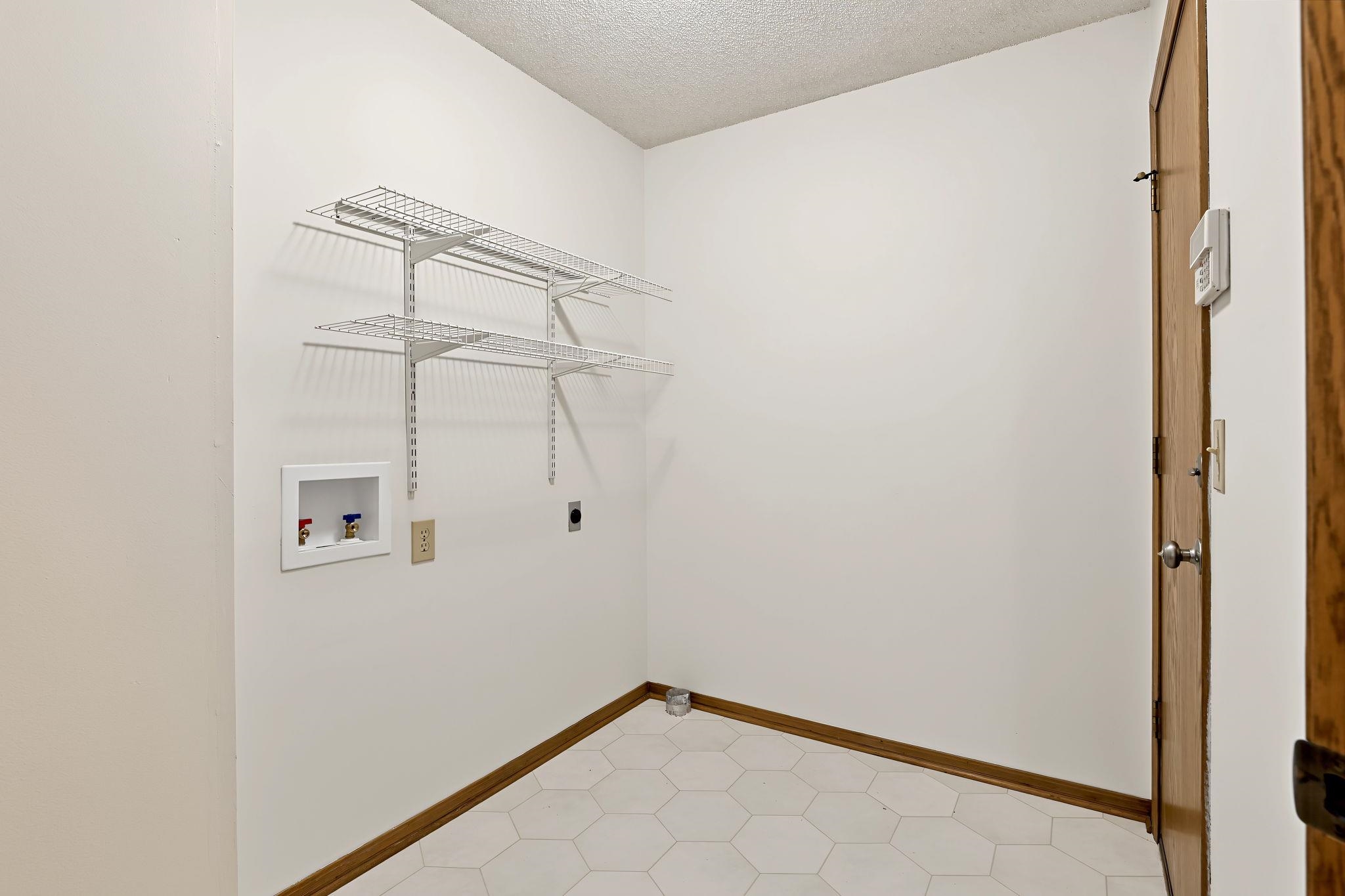 5823 W Kemper St Property Photo 14