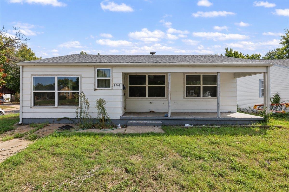 2502 S Victoria Ave Property Photo 2