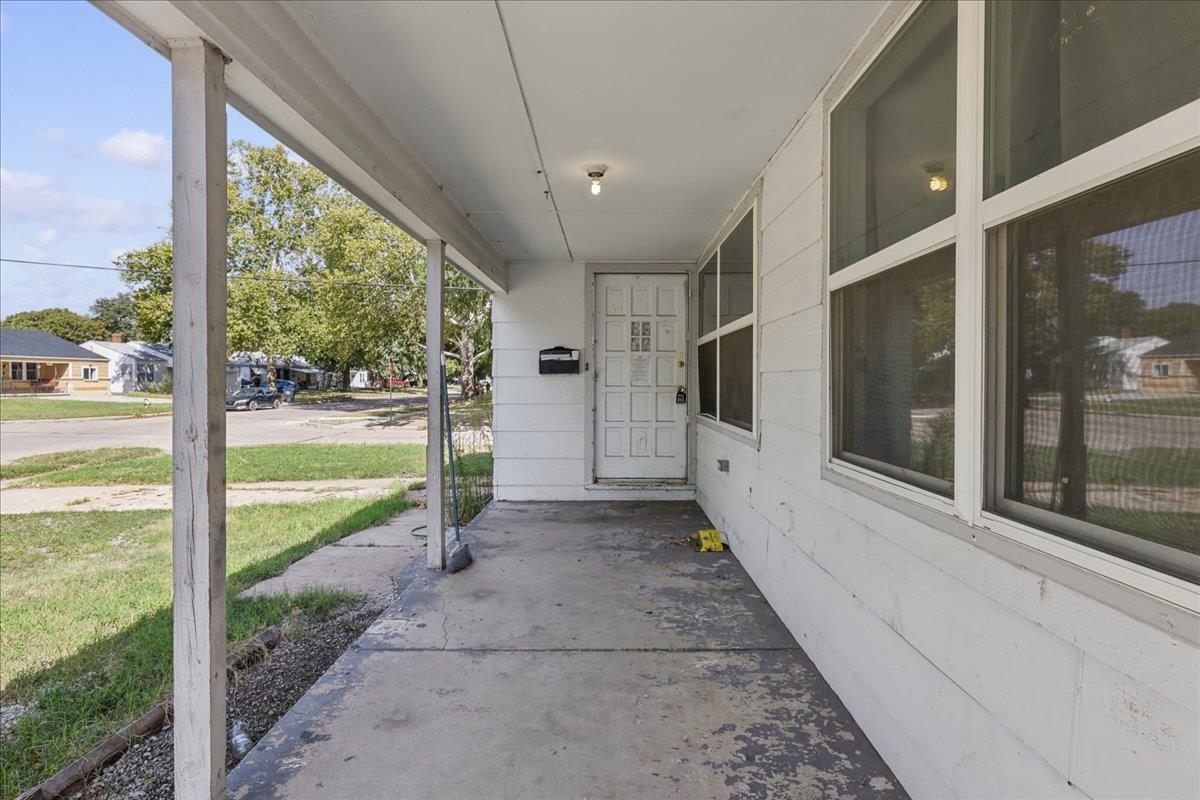 2502 S Victoria Ave Property Photo 3