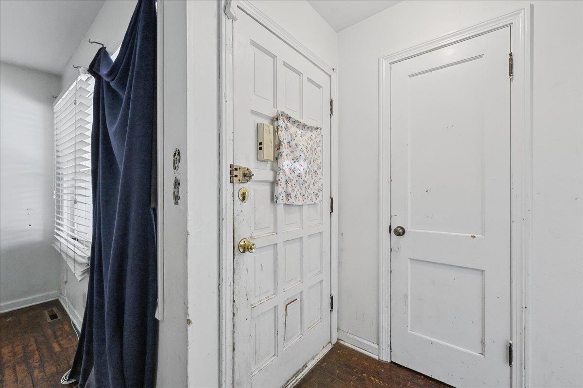 2502 S Victoria Ave Property Photo 4