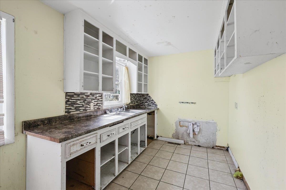 2502 S Victoria Ave Property Photo 8