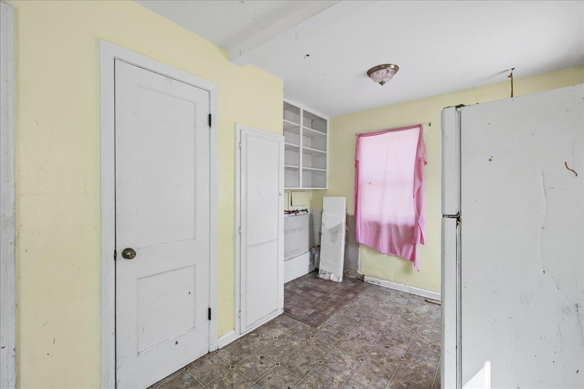 2502 S Victoria Ave Property Photo 9