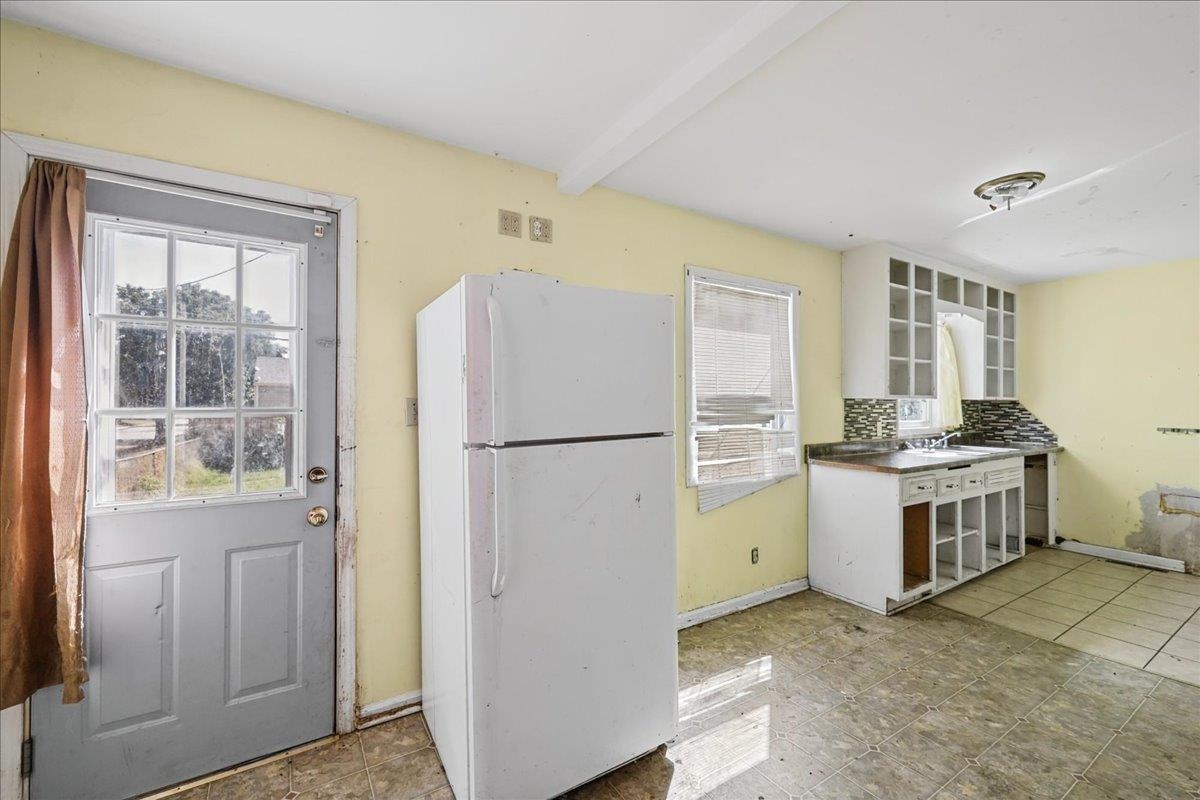2502 S Victoria Ave Property Photo 10