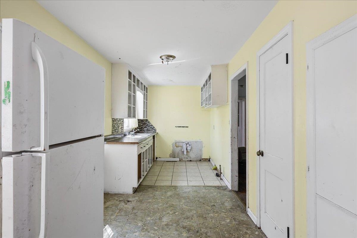 2502 S Victoria Ave Property Photo 11