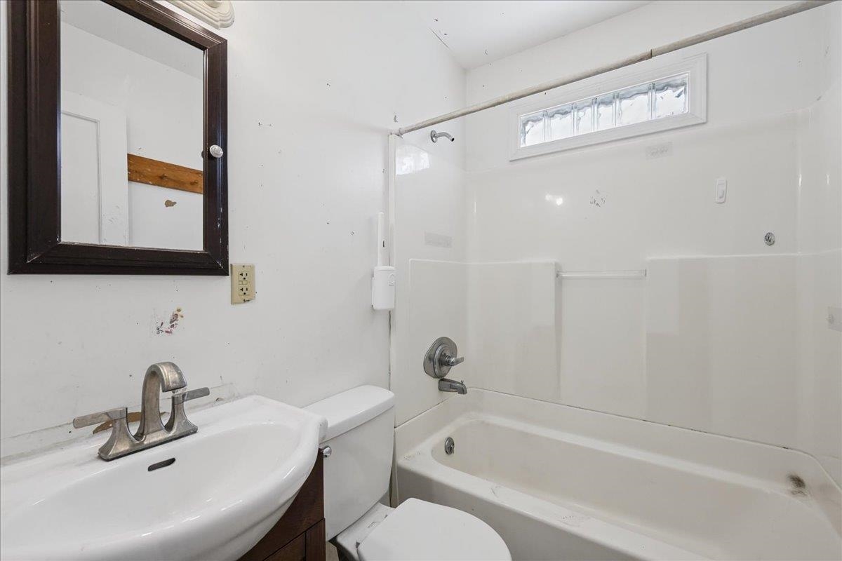 2502 S Victoria Ave Property Photo 17