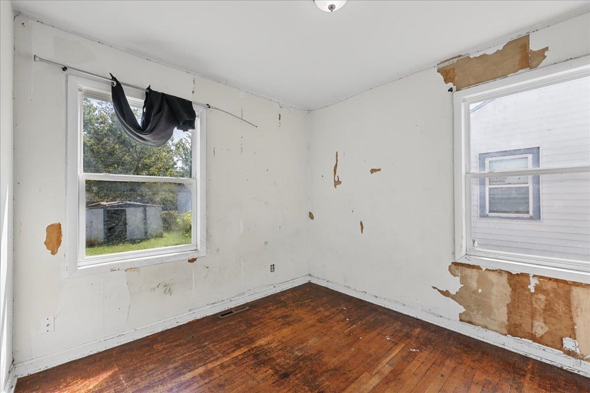 2502 S Victoria Ave Property Photo 18
