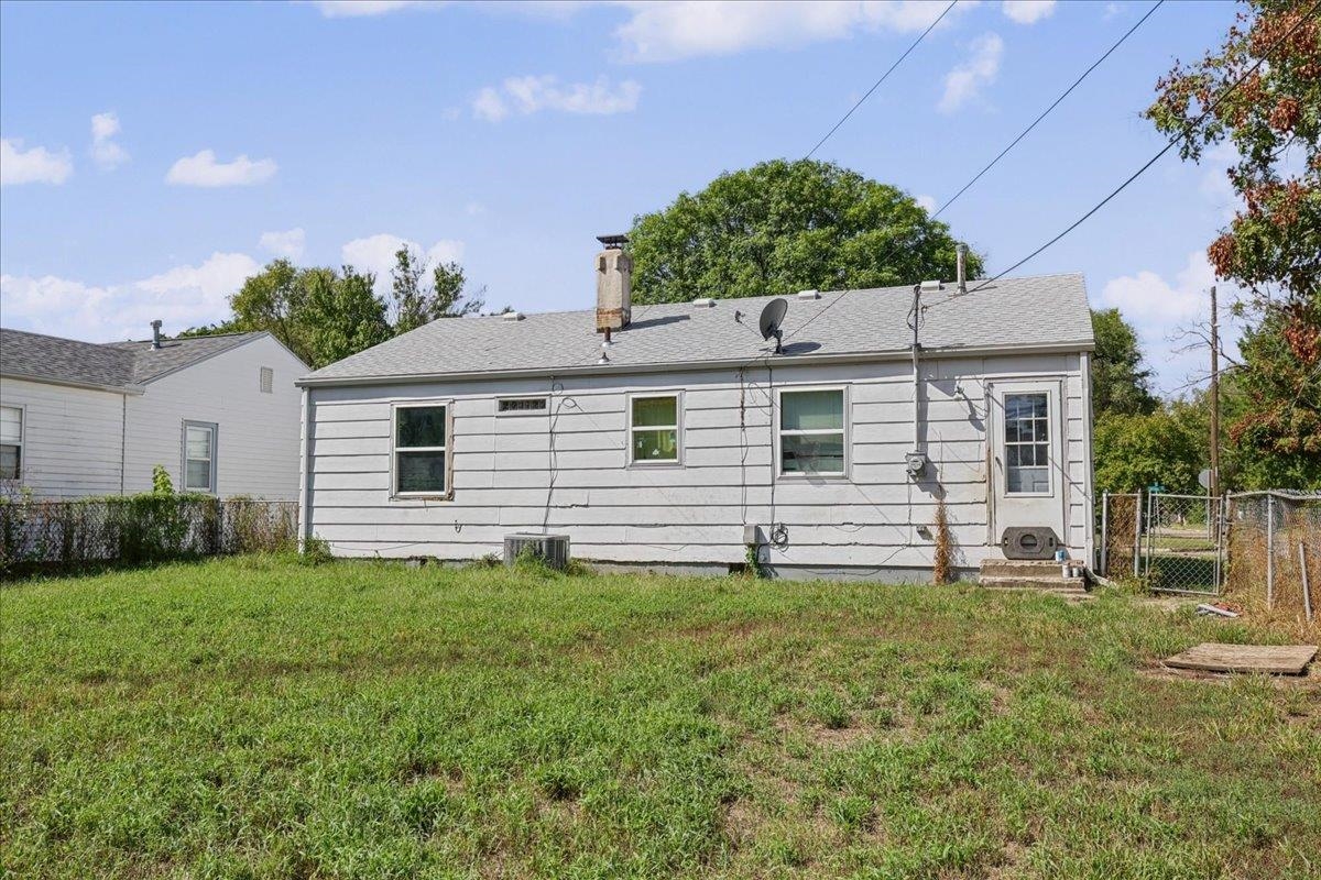 2502 S Victoria Ave Property Photo 21