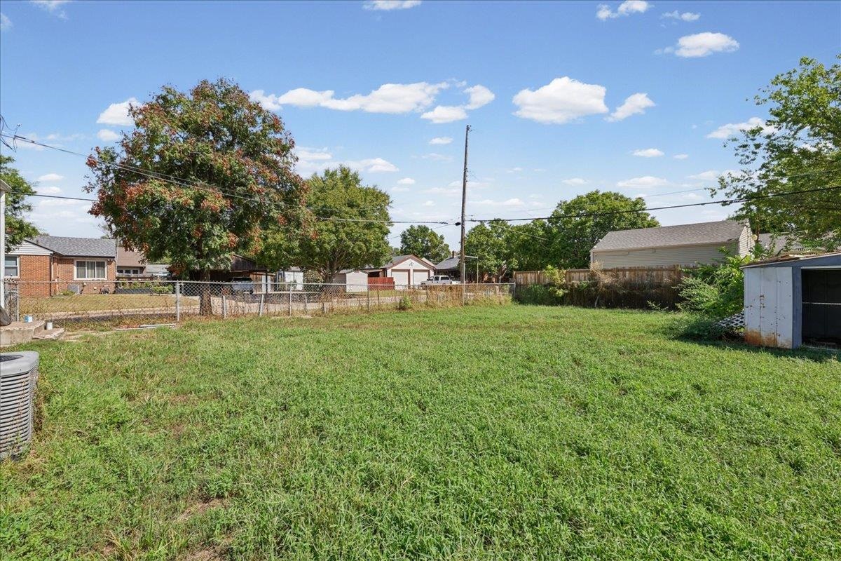 2502 S Victoria Ave Property Photo 22