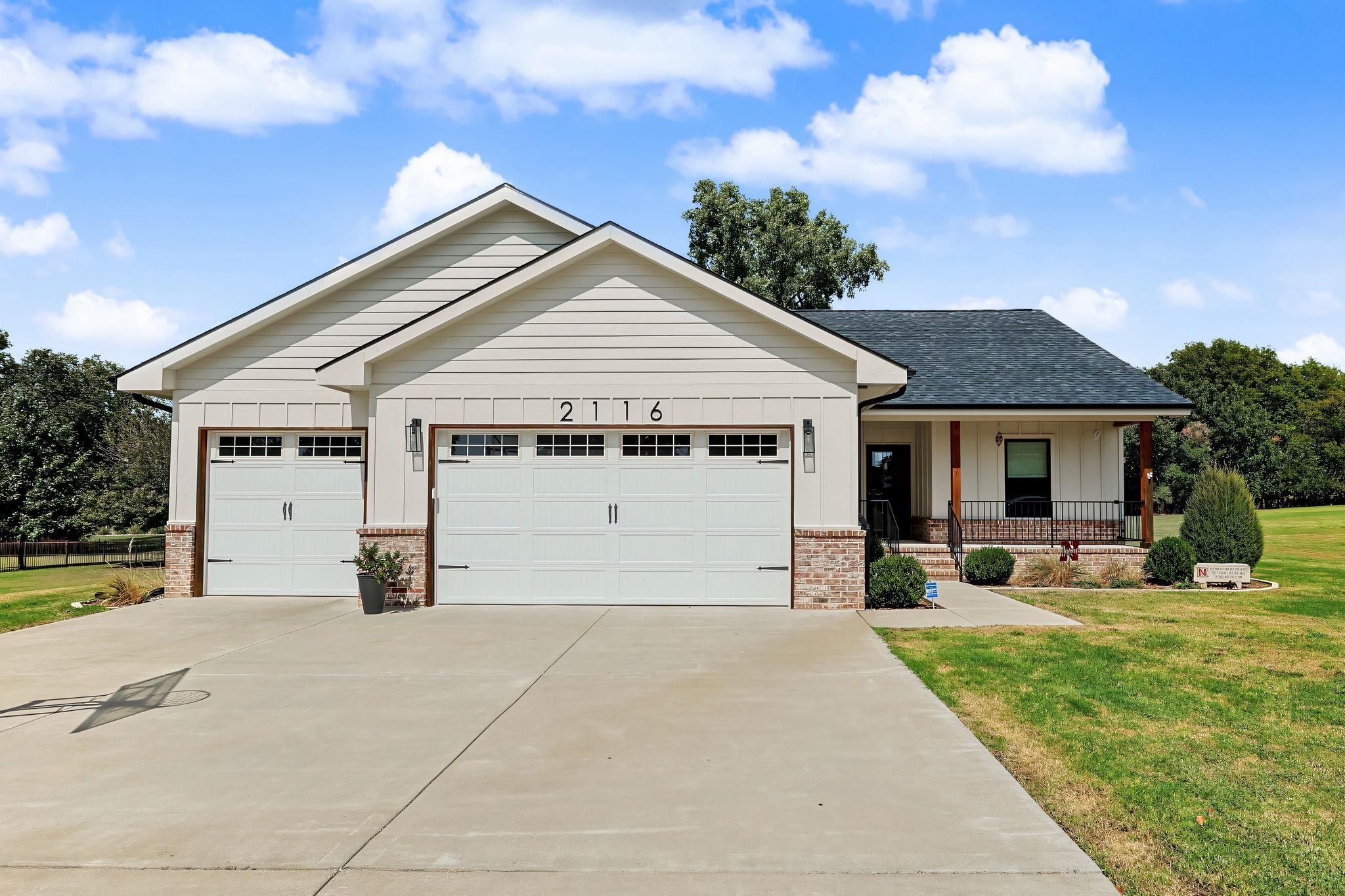 2116 Eastridge Property Photo 1